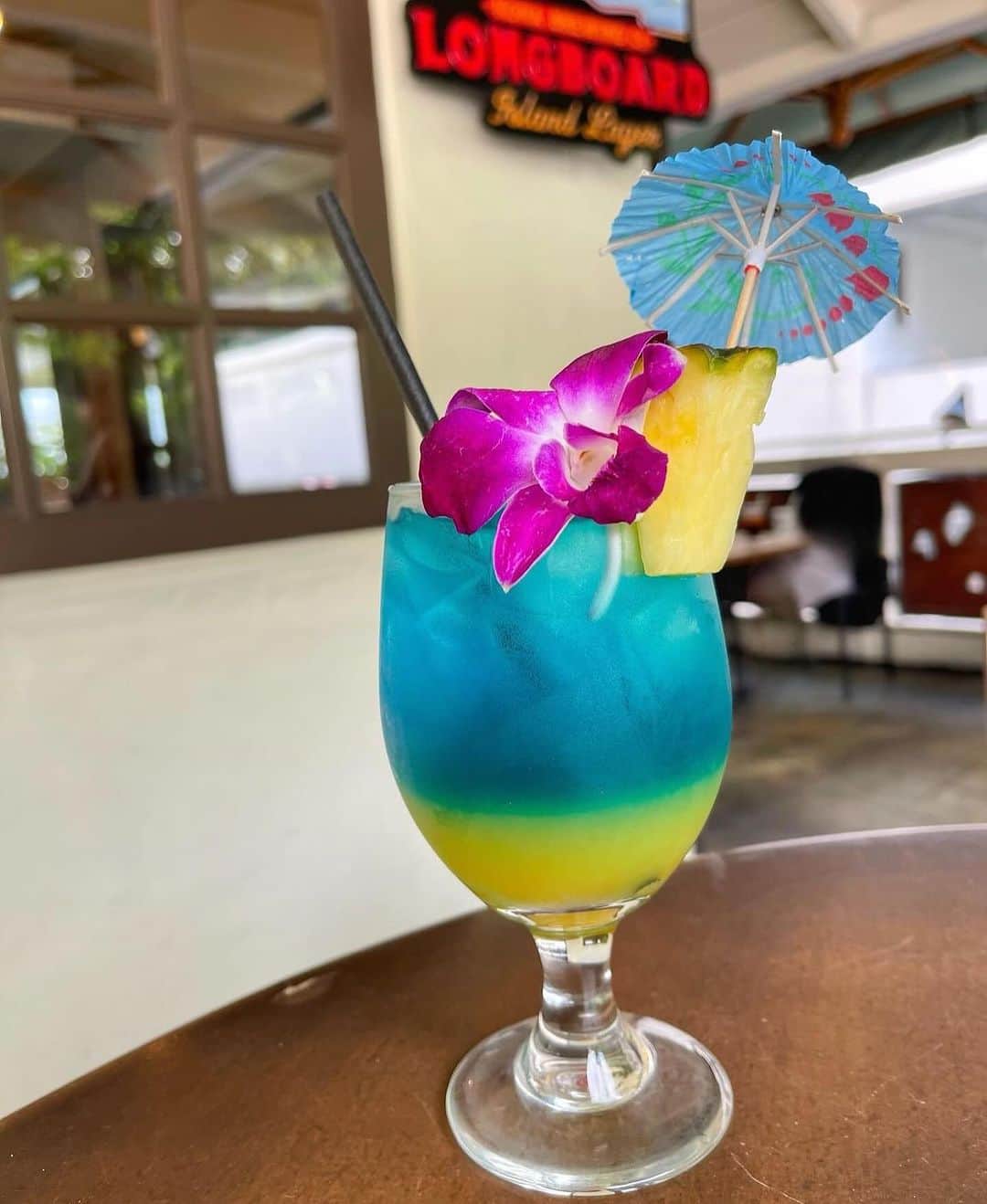alohatable_waikikiのインスタグラム：「It’s definitely Sunday Funday with this drink from @alohatable_waikiki 🤤 🍹   #zetton #drinks #sundayfunday #funtimes #waikiki #hawaii」