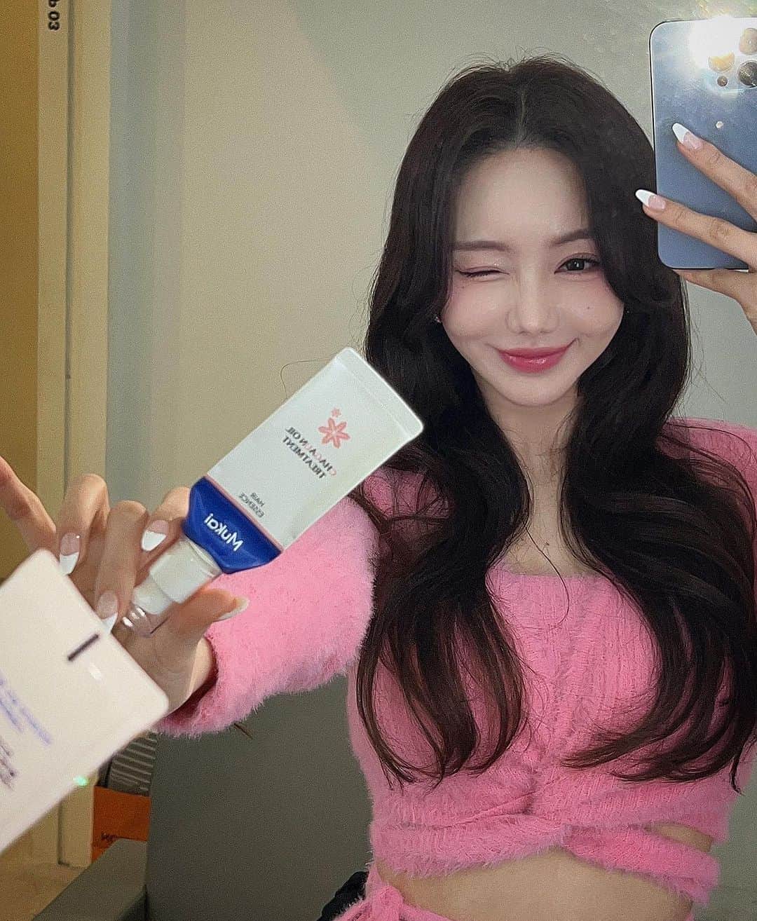 ソアのインスタグラム：「여러분 무카이 차가운 오일 헤어 에센스 오픈했어요!! 오래 기다리셨죠🥹 요즘 같은 날씨랑 계절엔 더더욱 필수템이라 더 많이 요청해 주셨었는데 요즘 제가 소란한 일이 좀 많아서 이제서야 들고왔어요ㅠ  무카이는 마지막 한톨까지 짜서 쓸수있는 에어리스용기에  휴대도 간편하니 화장대에 두는거 이외에도 핸드백에 꼭 하나씩은 들고 다니시면서 많이 건조하실땐 머리끝에 한번씩 발라주시고 손에 남은건 큐티클에 발라주셔도 좋아요🙂💙  무카이는 모발을 보호하는 선에서 천연 오일 함유량을 최대치로 넣었기 때문에 걱정없이 바르셔도 좋으세요!!  다들 프로필 링크로 달려가세요😗❣️」