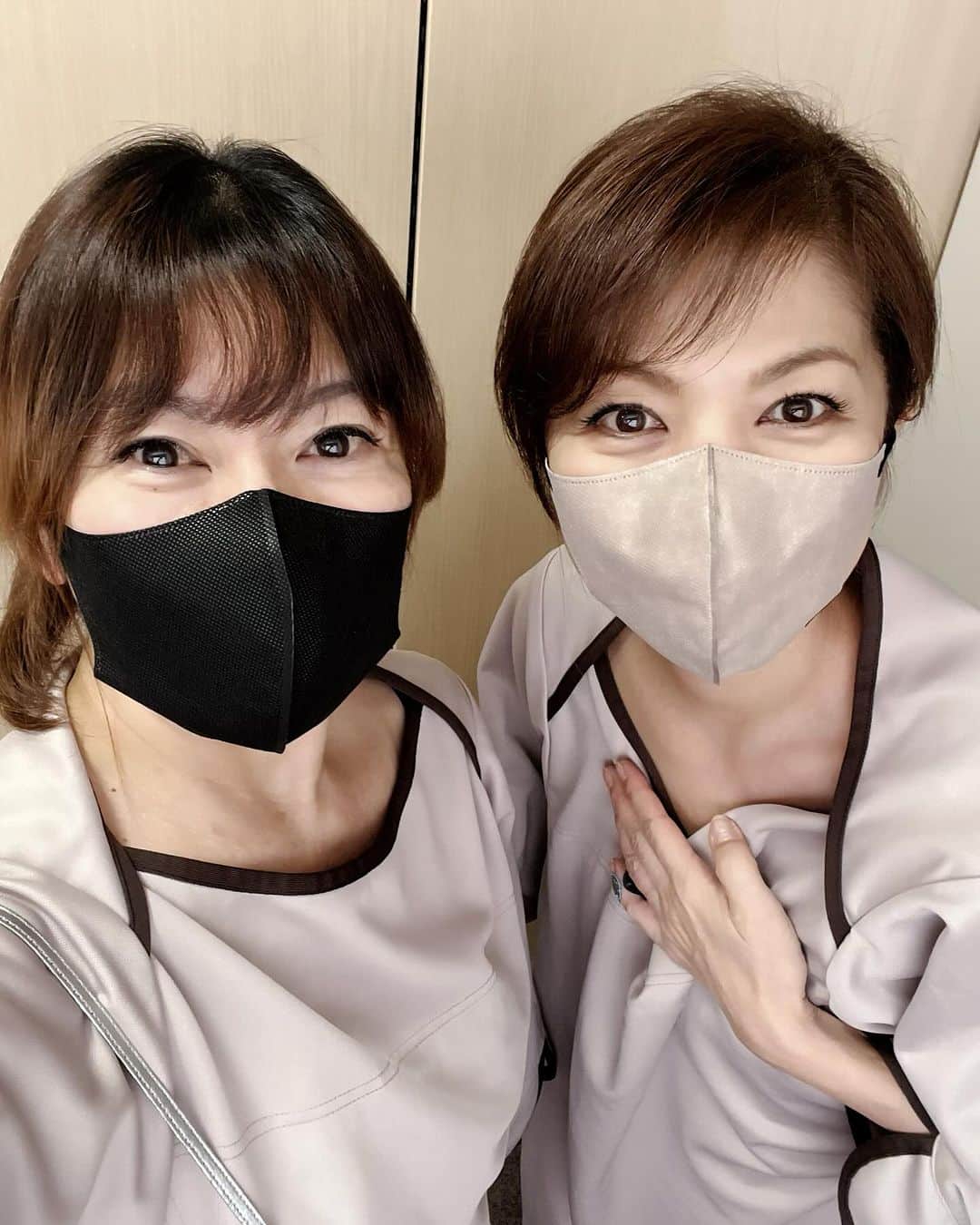 飯島直子さんのインスタグラム写真 - (飯島直子Instagram)「こんにちは^ - ^♪  こちらは晴天です  昨日の寒さがウソのように暖かいです  なんだかな  今日は毎年恒例の女子会ドックです  朝が早く眠かったですがエコキュート故障中のため  驚くほど冷たい水で目が覚めました  すこし憂鬱なドックも、あみちゃんといると  爆笑の渦です^ - ^  今日はへんじができませんが  なうな写真をまた送るね  気の乗らない月曜日ですが  みんな平常心で頑張ろうね( ´ ▽ ` )ﾉ♡  エイエイオーでね」11月27日 13時24分 - naoko_iijima_705_official