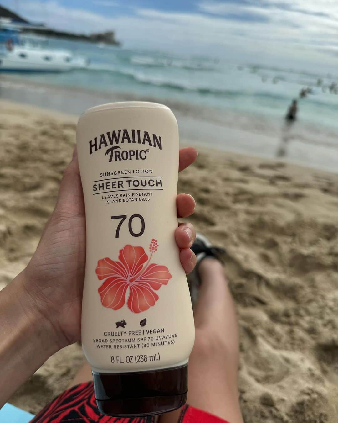 泉千尋さんのインスタグラム写真 - (泉千尋Instagram)「・  海やプールでは 日焼け止めSPF 70塗ってるよ🤍 →写真2枚目。  @hawaiiantropic   日本では見たことないけど ABCストアやハワイドンキで売ってる👍  写真タップで購入できるようしといた。👍👍  ここのは匂いもそんなに気にならないし ハワイ旅行中、絶対焼けたくない人におすすめ✨  ・ ・ ・  #ハワイ#ハワイ旅行#ハワイ女子旅#ハワイ一人旅#hawaii#hawaiibeach#ワイエア#アラモアナ#trip#alamoana #コンドミニアム#alamoanabeach #ハワイ好き#ハワイ大好き#hawaiilife#hawaiilove#hawaiistagram#水着#ビキニ#👙#水着女子#サンセット#インスタ映え#bikini#ai#美ボディー#くびれ#トレーニング#日焼け止め#spf70」11月27日 13時25分 - izumi.chihiro76