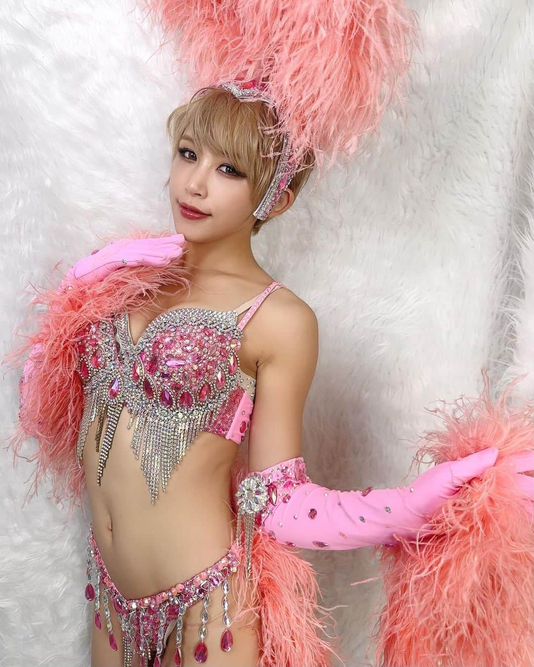 エリーのインスタグラム：「バーレスク東京12周年 記念すべき日のイベント Day 2 いちごの日 に参加させて頂きます🍓🤍 ・ お席即完売、満席。 ご予約してくださった皆様 いちごさんの世界をたっぷり お楽しみください...✨ 前回やった新作も歌って踊ります👠🪭 ・ アクスタお渡しのお時間は3枚目をご覧くださいませ︎♡ ・ ・ #バーレスク東京#burlesquetokyo  #12周年#いちごの日」