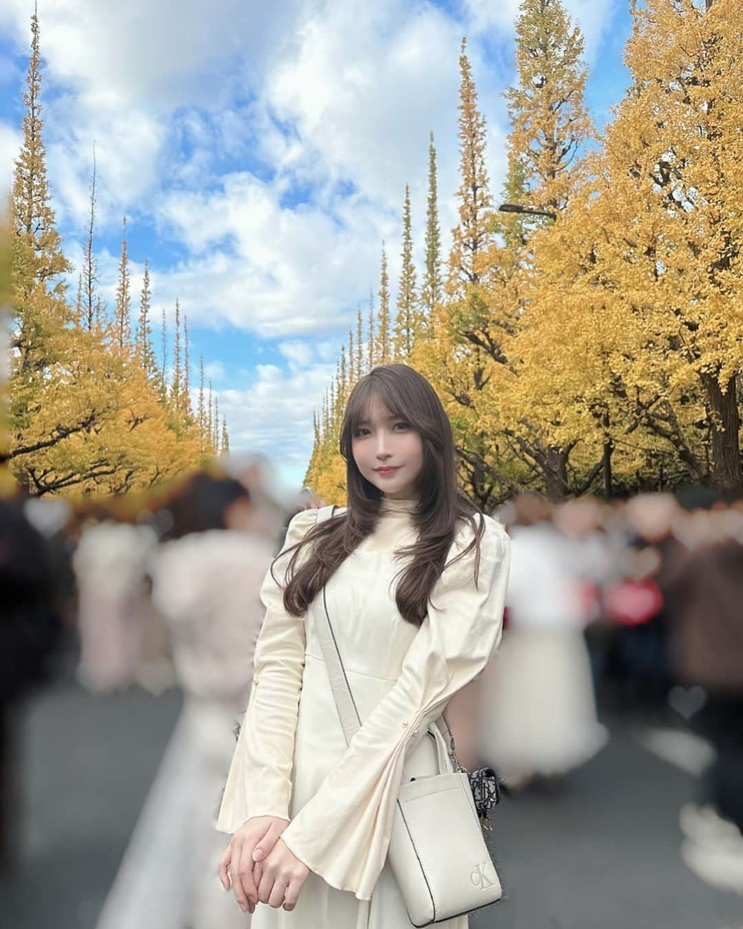 あまつ様のインスタグラム：「🍁  初めて外苑の銀杏並木見に行った✨ 人多すぎてぼかしても無意味の写真撮れたよ🥰  人は多かったけど、銀杏はめっちゃ綺麗だった🥹✨✨✨  #あまつまりな #あまつ様 #私服」