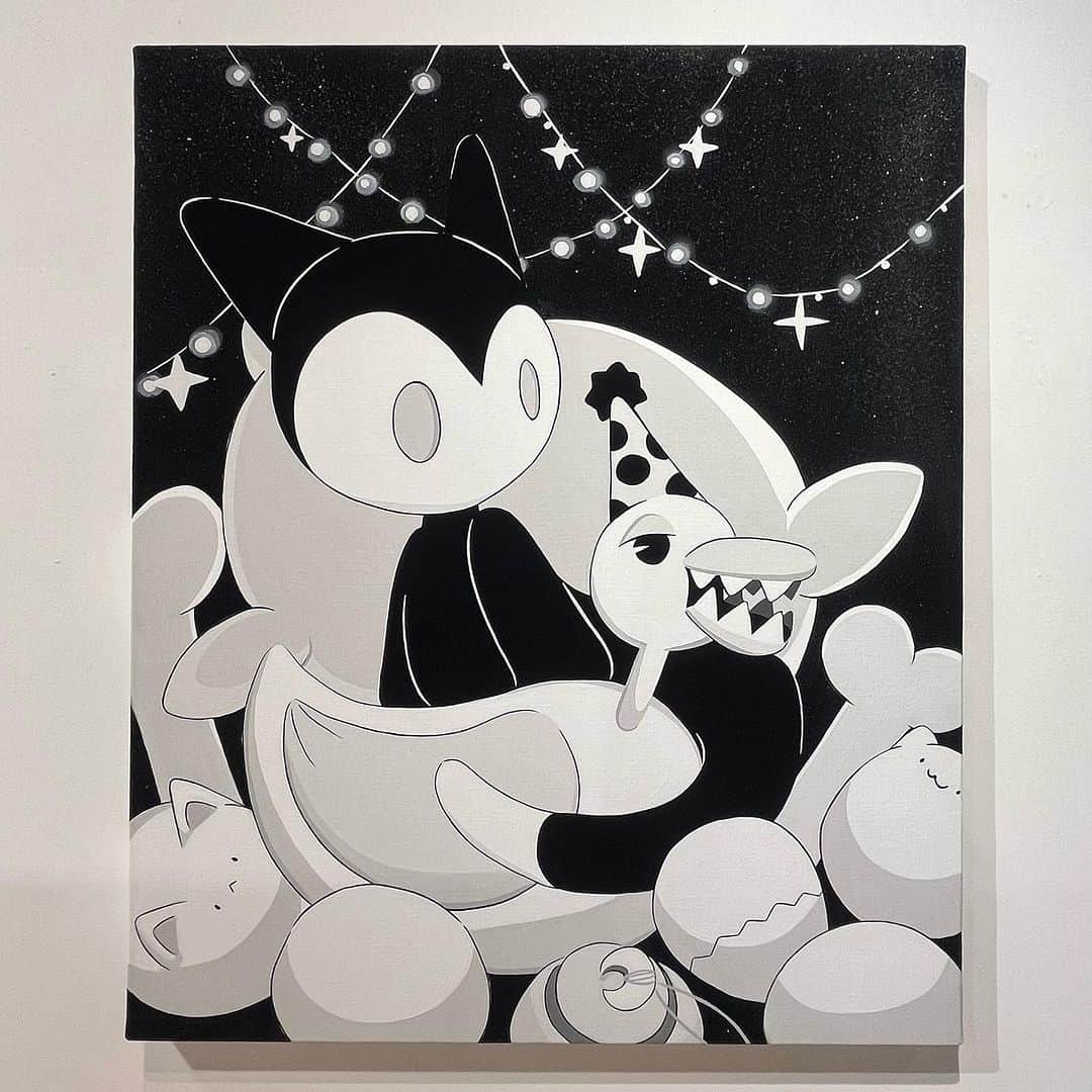 のインスタグラム：「【オンラインエントリー開始】Lotta作品展「Socks the Ghost cat」が開催中。  本展の新作作品4点を、本日よりオOIL by 美術手帖にてオンラインエントリー販売いたします。  詳細はこちらをご覧ください。 https://store.tsite.jp/ginza/event/art/36494-1239381013.html  ◆アーティスト　ステートメント わくわく、ソワソワ、良いことが起こる直前みたいな雰囲気って最高！ それは おもちゃ箱を覗いた時、街を歩いてる時、ベッドの中、 何気ないふとした瞬間に訪れるキラキラした瞬間を インスプレーションの源でもあるオールド・カートゥーンの世界観にならって、あえてモノクロで表現しています。 カラフルじゃなくても楽しげな、白と黒の世界を楽しんでもらえたら嬉しいです。   Lotta  ◆アーティスト　プロフィール Lotta（ロッタ） 1993年生まれのロッタは独学で絵を学び、2017年より東京を拠点にアーティストとして活動を開始。初期はタトゥーやアパレルのデザインに力を入れていたが、2020年にオリジナルのキャラクター「Socks」を手がけ、アクリル絵の具やスプレー絵の具を中心に作品制作を始める。ソックスには幽霊猫がいて、今や彼女の作品の中の重要なキャラクターとなり、ロッタの頭の中に生き続けるストーリーを具現化し、時にはロッタ自身を映し出す自画像にもなっている。」