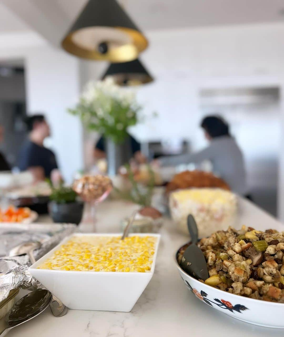 山城葉子さんのインスタグラム写真 - (山城葉子Instagram)「. 🇨🇦🇺🇸trip  thanksgiving🦃🍁  ターキーをはじめたくさんのお料理にデザートを食べて ビリヤード🎱して サンセットを見て ファイヤープレイスを囲んで。 アットホームな時間でした。  なんだか日本のお正月みたいでした☺️  Joeさんのお母さんがめちゃくちゃ可愛らしかった。 お会い出来て光栄でした♡」11月27日 13時33分 - yokoyamashiro