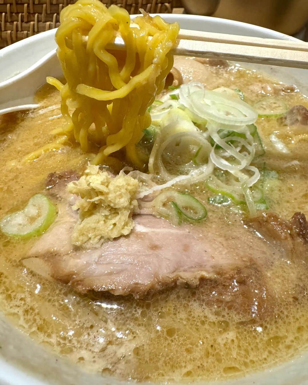 中田奈沙のインスタグラム：「🍜🍜🍜 東京で一番好きな札幌ラーメン🍜 船堀にある《大島》 森住製麺のコシのある麺に コクのある味噌スープと生姜のアクセント 毎日食べれる美味しさ🤤  #奈沙ログ #奈沙ログin船堀  #ramen #sapproramen #大島 #船堀 #札幌味噌ラーメン #札幌ラーメン #ラーメン #森住製麺」