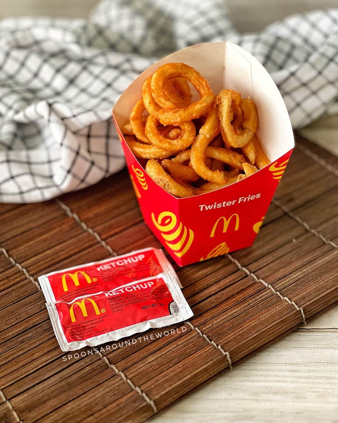 McDonald's Philippinesのインスタグラム：「Don't cry kasi patapos na. Smile dahil pwede pang humabol 🥳 Last chance to get Twister Fries kaya order na via McDelivery!   *Only available in McDo Luzon branches   📸 : @spoonsaroundtheworld」