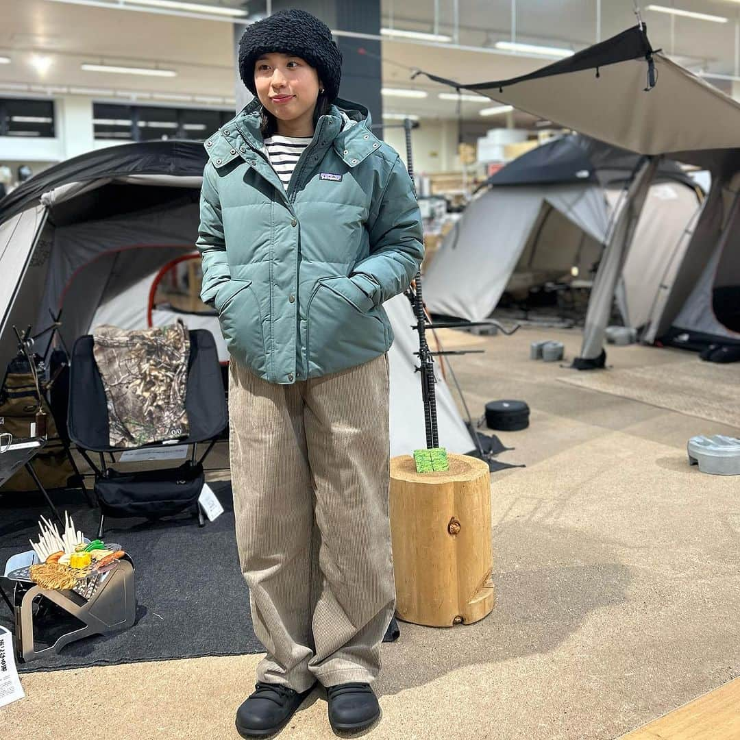 SUNDAY MOUNTAINのインスタグラム：「山に街にキャンプに！ レトロ調が可愛いダウンドリフトジャケット♪  今年のカラーは普段着にも着やすい配色で とっても可愛いですよ🙌🏻  可愛いだけではありません！ ☑︎600フィルパワーのダウンを使用 ☑︎表面は耐久性撥水コーティング済み ☑︎取り外し可能なフード（外したときにボタンを襟の中に収納できます◎） ☑︎2カ所からアクセス可能なポケット  機能性も抜群なダウンドリフトは 様々なシーンで活躍してくれますよ☀️ ウィメンズ・メンズ入荷しております！  ▶︎patagonia ダウンドリフトジャケット ¥46,200  #THEGATE #sundaymountain #サンデーマウンテン #patagonia #パタゴニア #ダウンドリフトジャケット #パタゴニアダウン」