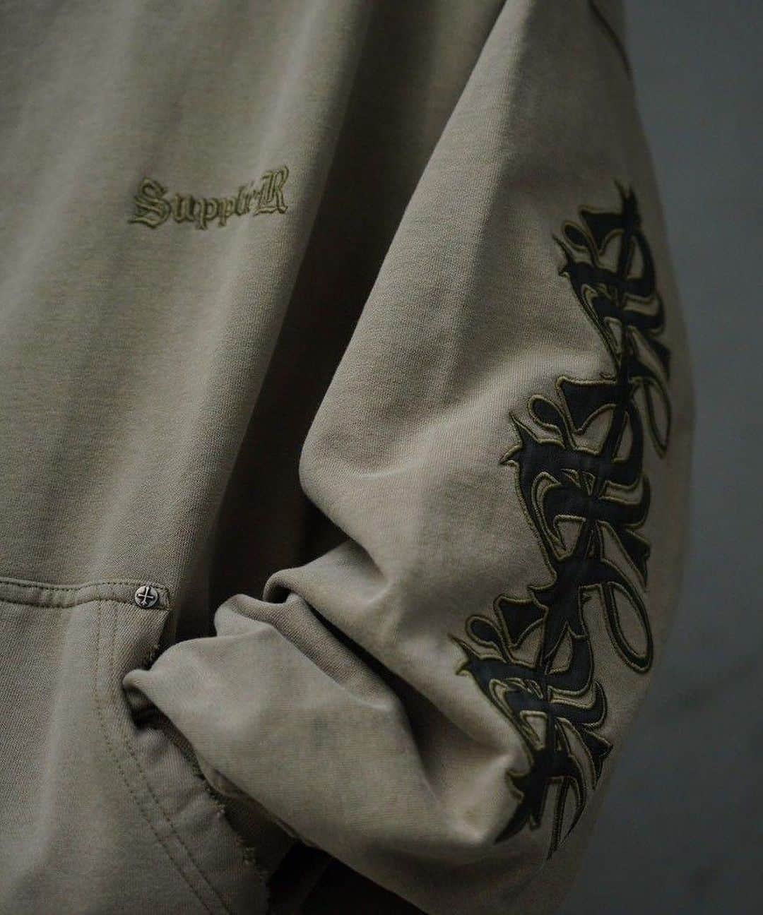 L.H.Pさんのインスタグラム写真 - (L.H.PInstagram)「. Supplier Studs Cross Zip Hoodie exclusive for LHP  launching from 2023.12.01.fri _______________  Color : KHAKI.BEIGE.BLACK Size : M.L.XL Price : ¥19,910 (in Tax) _______________ @supplier_official  @lhp_official #supplier」11月27日 13時44分 - lhp_official