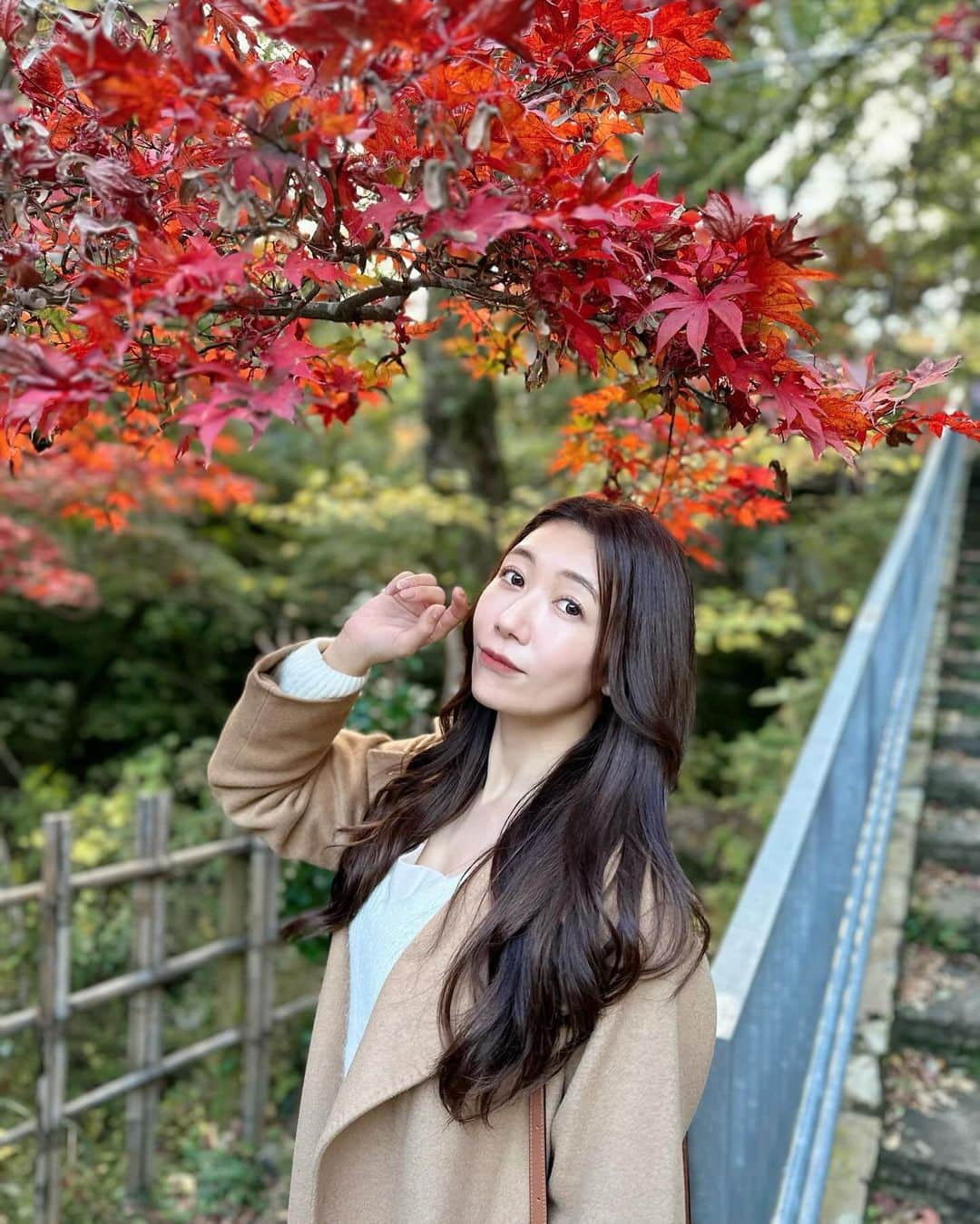 穂川果音さんのインスタグラム写真 - (穂川果音Instagram)「どうも紅葉リサーチャーです🍁笑笑 11月25日時点での湯河原の万葉公園での紅葉の様子！ まだ緑色の葉っぱも多いけど、綺麗な赤色に色づいているところもあって、見頃はもう少し後かなぁという印象ですが、長い期間紅葉が楽しめそうでした〜✨  万葉公園は初めて行ったんだけど、滝があったり足湯やテラスもあったりお散歩がとても楽しめる施設で良かったよ〜😊  #国内旅行 #湯河原　#湯河原観光 #japantravel #紅葉　#autumnleaves #yugawara」11月27日 13時45分 - hokawakanonn