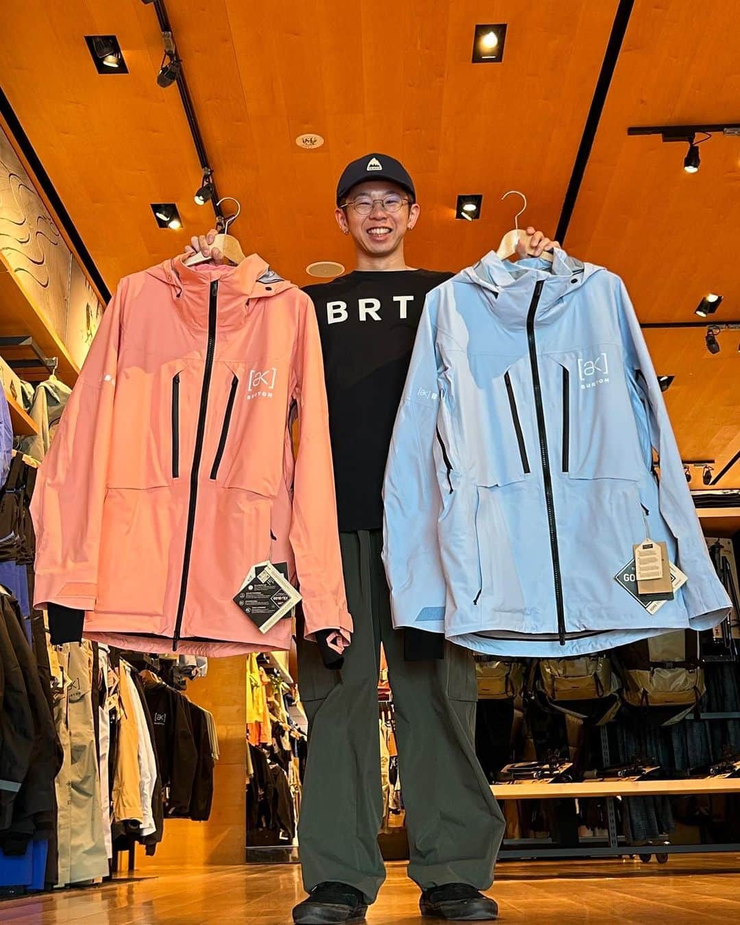 Burton Japanのインスタグラム：「先日お届けしたストアスタッフオススメのハードグッズに続き、今回は今シーズンイチオシのソフトグッズを紹介してもらいました！オススメコメントはプロフィールのリンクから！ #Burton #Snowboarding」