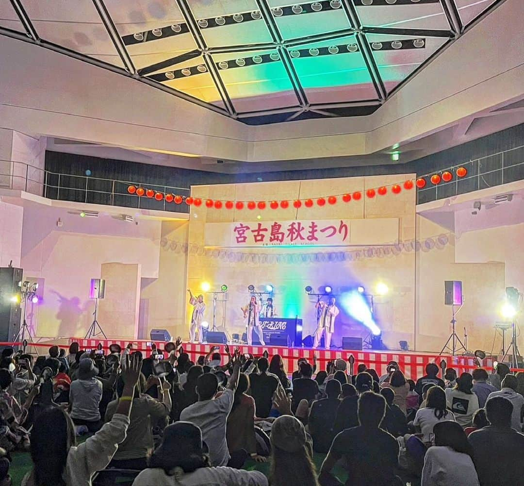 KLUTCHさんのインスタグラム写真 - (KLUTCHInstagram)「2023.11.26 宮古島秋祭り @宮古島・JTAドーム ⁡ 宮古島映画祭ぶり！！ 楽しかったなー。 ⁡ エイサーのんきゃーんじゅくのみなさん、Saori dance schoolのみなさんと一緒にコラボした曲も島の人たちが喜んでくれて嬉しかったです。 ありがとうございました！ ⁡ 子どもから大人まで島の人たちが大集結って感じであったかい祭りでした。 素敵な祭りで歌わせていただきホンマにおおきに。 ⁡ また宮古島に歌いに帰ってこよう！ そう思えました。 ⁡ 大阪帰ったら寒いんやろうなー、、、 冬！！！ ⁡ ⁡ さよならまたな。 ⁡ ⁡ ⁡ ⁡ ⁡ ⁡ #宮古島秋祭り #宮古島 #JTAドーム #んきゃーんじゅく #エイサー #Saoridanceschool #ダンサー #ETKING #KLUTCH #センコウ #コシバKEN #DJBOOBY #大阪 #音楽 #music #LIVE #LIFE #おおきにこの出会いに感謝 #一生忘れられないよ」11月27日 13時59分 - klutch3etking