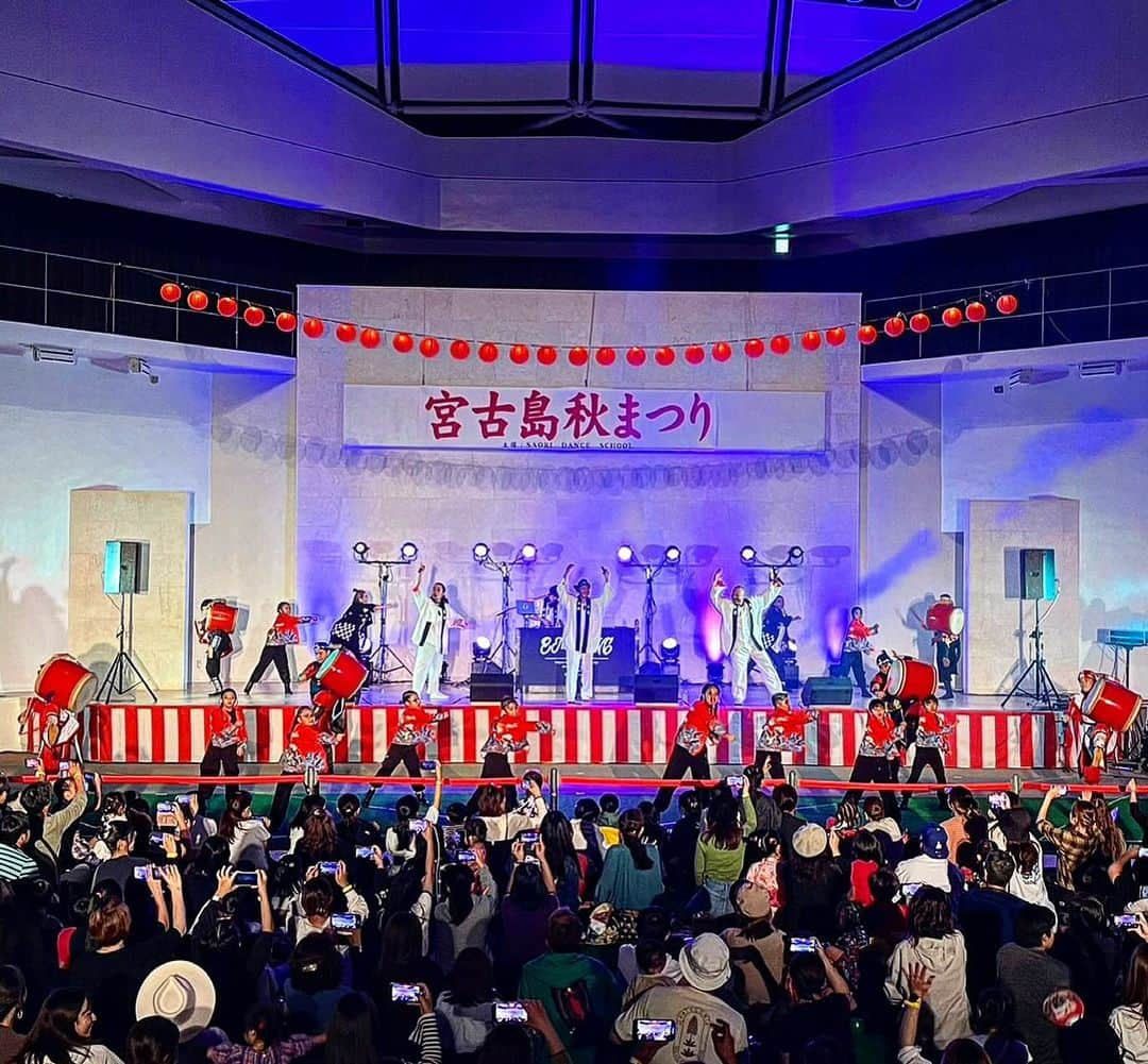 KLUTCHのインスタグラム：「2023.11.26 宮古島秋祭り @宮古島・JTAドーム ⁡ 宮古島映画祭ぶり！！ 楽しかったなー。 ⁡ エイサーのんきゃーんじゅくのみなさん、Saori dance schoolのみなさんと一緒にコラボした曲も島の人たちが喜んでくれて嬉しかったです。 ありがとうございました！ ⁡ 子どもから大人まで島の人たちが大集結って感じであったかい祭りでした。 素敵な祭りで歌わせていただきホンマにおおきに。 ⁡ また宮古島に歌いに帰ってこよう！ そう思えました。 ⁡ 大阪帰ったら寒いんやろうなー、、、 冬！！！ ⁡ ⁡ さよならまたな。 ⁡ ⁡ ⁡ ⁡ ⁡ ⁡ #宮古島秋祭り #宮古島 #JTAドーム #んきゃーんじゅく #エイサー #Saoridanceschool #ダンサー #ETKING #KLUTCH #センコウ #コシバKEN #DJBOOBY #大阪 #音楽 #music #LIVE #LIFE #おおきにこの出会いに感謝 #一生忘れられないよ」