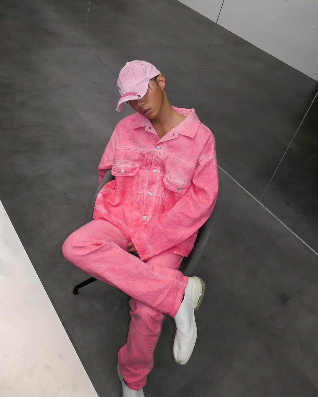 Junyoungのインスタグラム：「. 이태원 @mexiseoul 에서 만난 리바이스 레드탭 👖 @thisisneverthat 뉴 패딩 그리고 @atmos_seoul_official x @undermycarpresents x @asicskr 콜라보레이션  끝으로 @eyesmag 의 연말 밤 ✨」