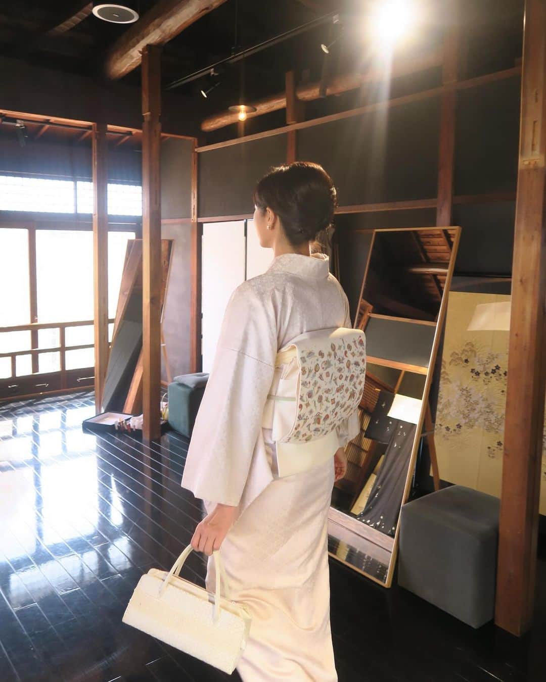 わちみなみさんのインスタグラム写真 - (わちみなみInstagram)「紅葉の前に訪れた京都  @shosa_kyoto_official  でお着物を着付けていただき お散歩🌾  宝づくしという、帯を合わせました。 縁起の良いものが刺繍された とってもめでたいもの✨  KOSAがオープンしたので ランチはそちらで @acehotelkyoto ☺️  #kyoto #京都 #着物　#kimono #京都観光 #京都散策」11月27日 13時55分 - wacchime