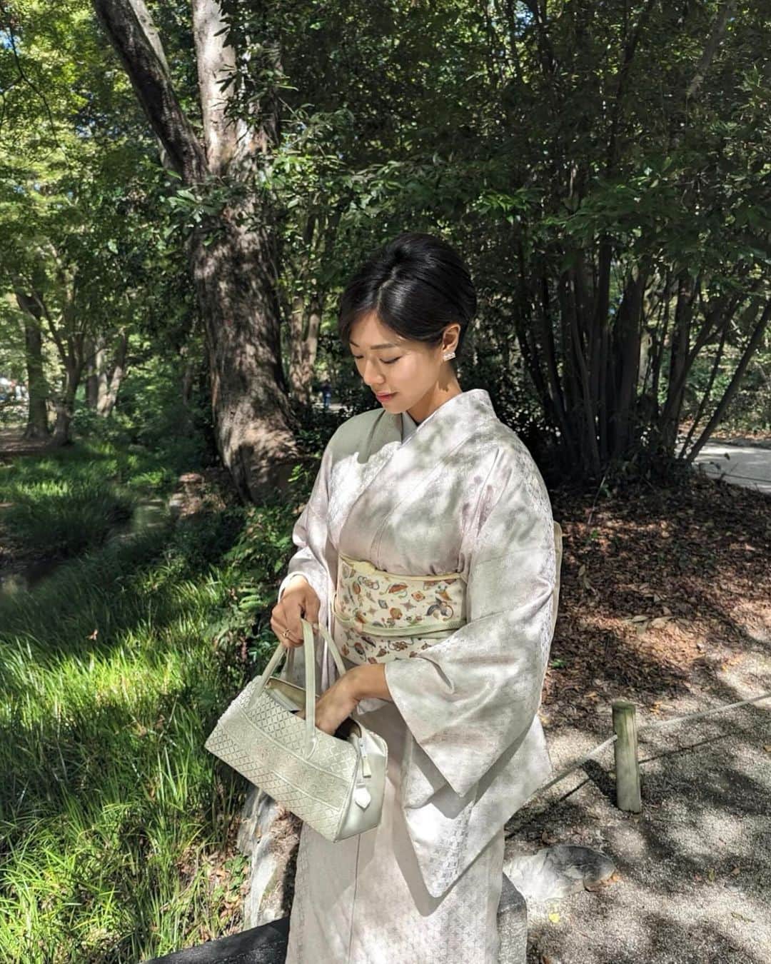 わちみなみのインスタグラム：「紅葉の前に訪れた京都  @shosa_kyoto_official  でお着物を着付けていただき お散歩🌾  宝づくしという、帯を合わせました。 縁起の良いものが刺繍された とってもめでたいもの✨  KOSAがオープンしたので ランチはそちらで @acehotelkyoto ☺️  #kyoto #京都 #着物　#kimono #京都観光 #京都散策」
