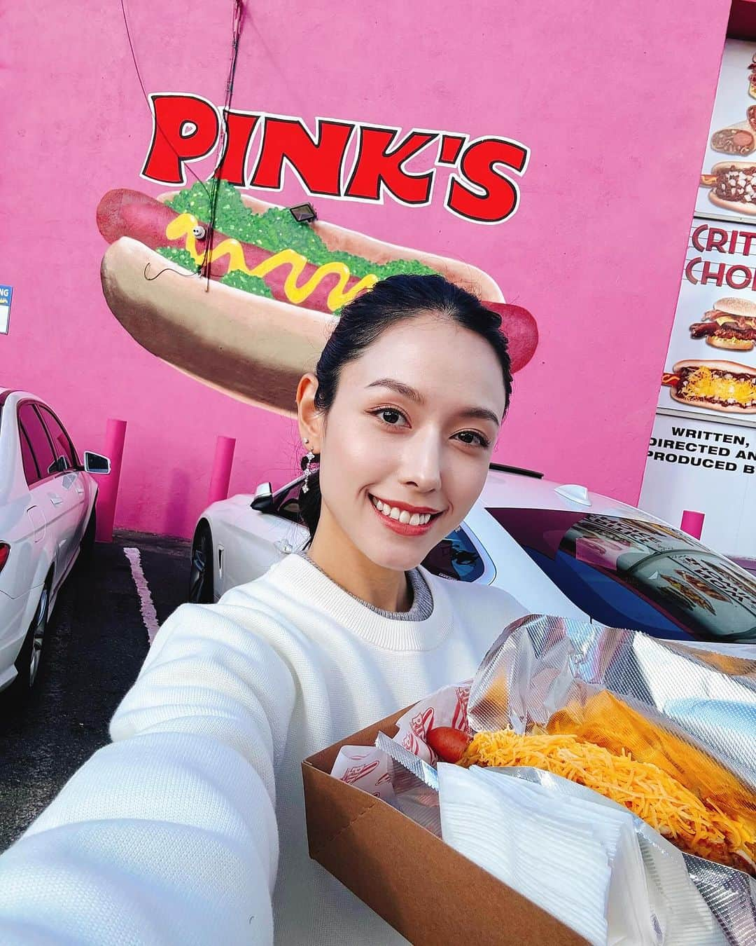 チャナナ沙梨奈のインスタグラム：「ロサンゼルスのPink's Hot Dogs🌭  ホットドッグ大好きだから 色んな種類食べたかったーー🤭♪  都内に美味しいホットドッグ屋さんあったら教えてほしい🤲🏻」