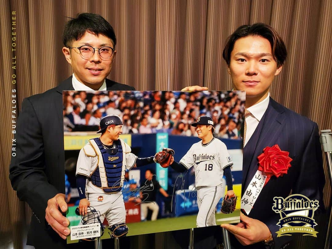 オリックス・バファローズさんのインスタグラム写真 - (オリックス・バファローズInstagram)「#山本由伸 #若月健矢 #最優秀バッテリー賞 #高山さんと記念撮影📷️ #高山郁夫 さん #Bs2023 #buffaloes #baseball #ORIX #プロ野球」11月27日 14時01分 - orix_buffaloes