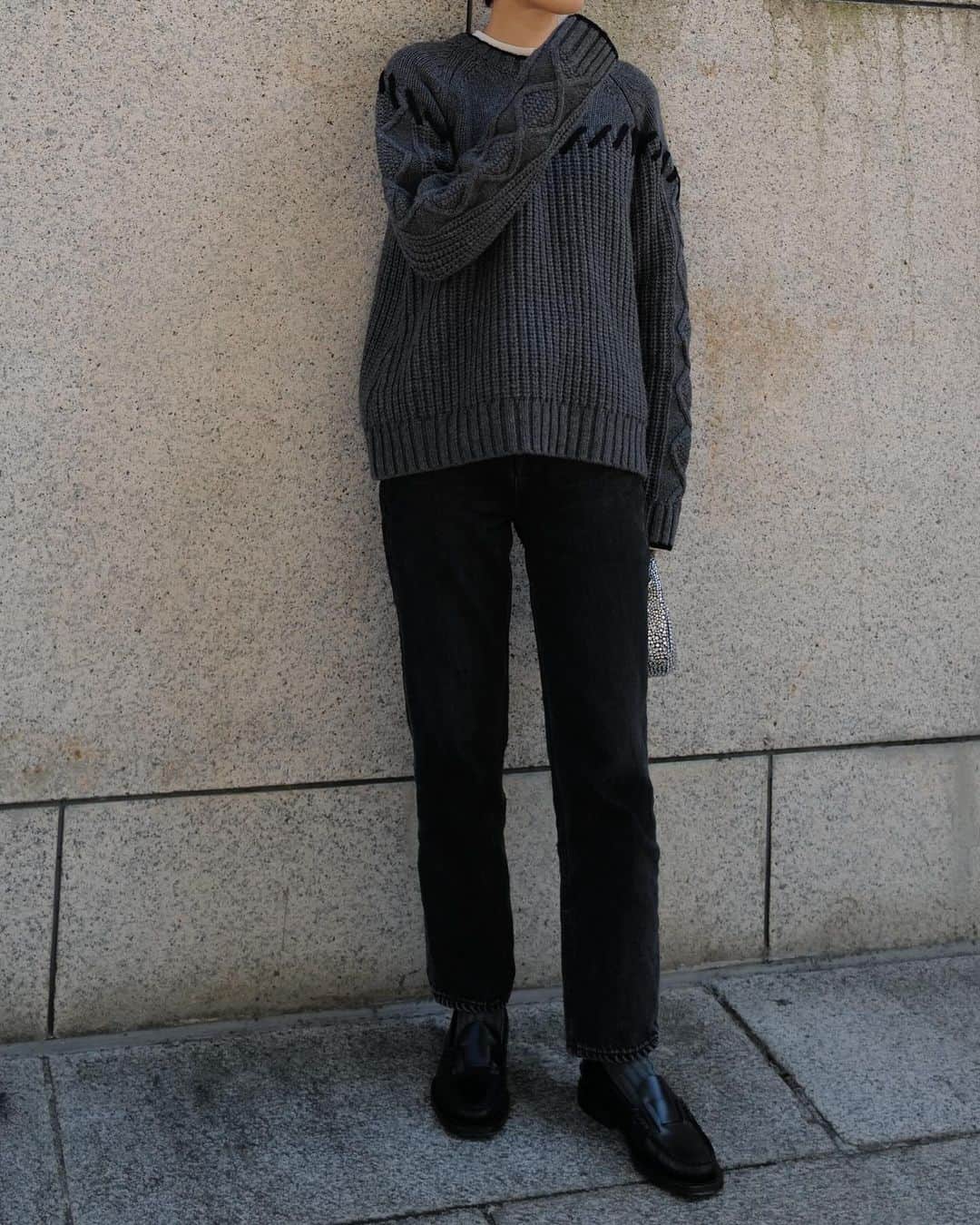 正中雅子さんのインスタグラム写真 - (正中雅子Instagram)「knit×flight JK×denim🖤  今週29日でAW新作入荷も遂にラストです🥹✨  これは、こないだの服なんですが すでにお気に入りのハンドステッチがアクセントになったケーブルニット🧶  イルミネーションがキラキラし出すと着たくなるケーブルニット✨ ほっこりしがちなケーブルですが、ハンドステッチや首や手首のパイピングでモダンに仕上げました！  そして！ エコムートンフライトJKも通常発売します！！  寒くなってから、ようやく着れるのが嬉しくてたまらないほど 今シーズン作りたかったアウター🖤エコレザー具合もカッコよくて高見え🫶 これは2色買いしてます😛🫰  新鮮な懐かしさもあるローファーを探していて　@hereu_ で見つけて最近のヘビロテ✨  #MACHATT #masaco服 #miumiu #herue」11月27日 14時06分 - masacoshonaka