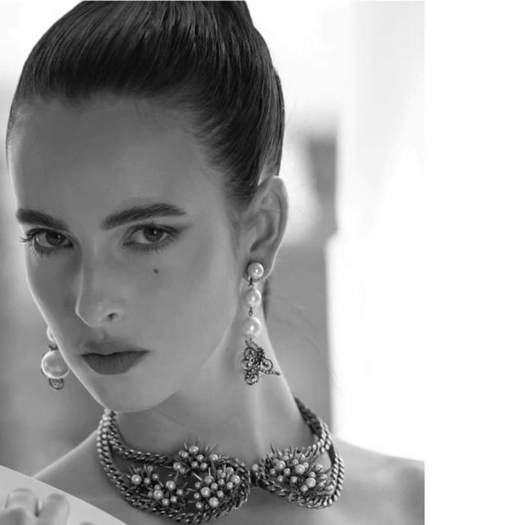 エリクソンビーモンのインスタグラム：「@ericksonbeamon jewelry 🎀put a bow on it🎀 . #labellenuit @moevir.paris  . 📸@matthieuguillotnyc  👸🏻@ainamontull  💅@lynnnewyork  💄@iammadgeearle  👗@msmanthey  .」