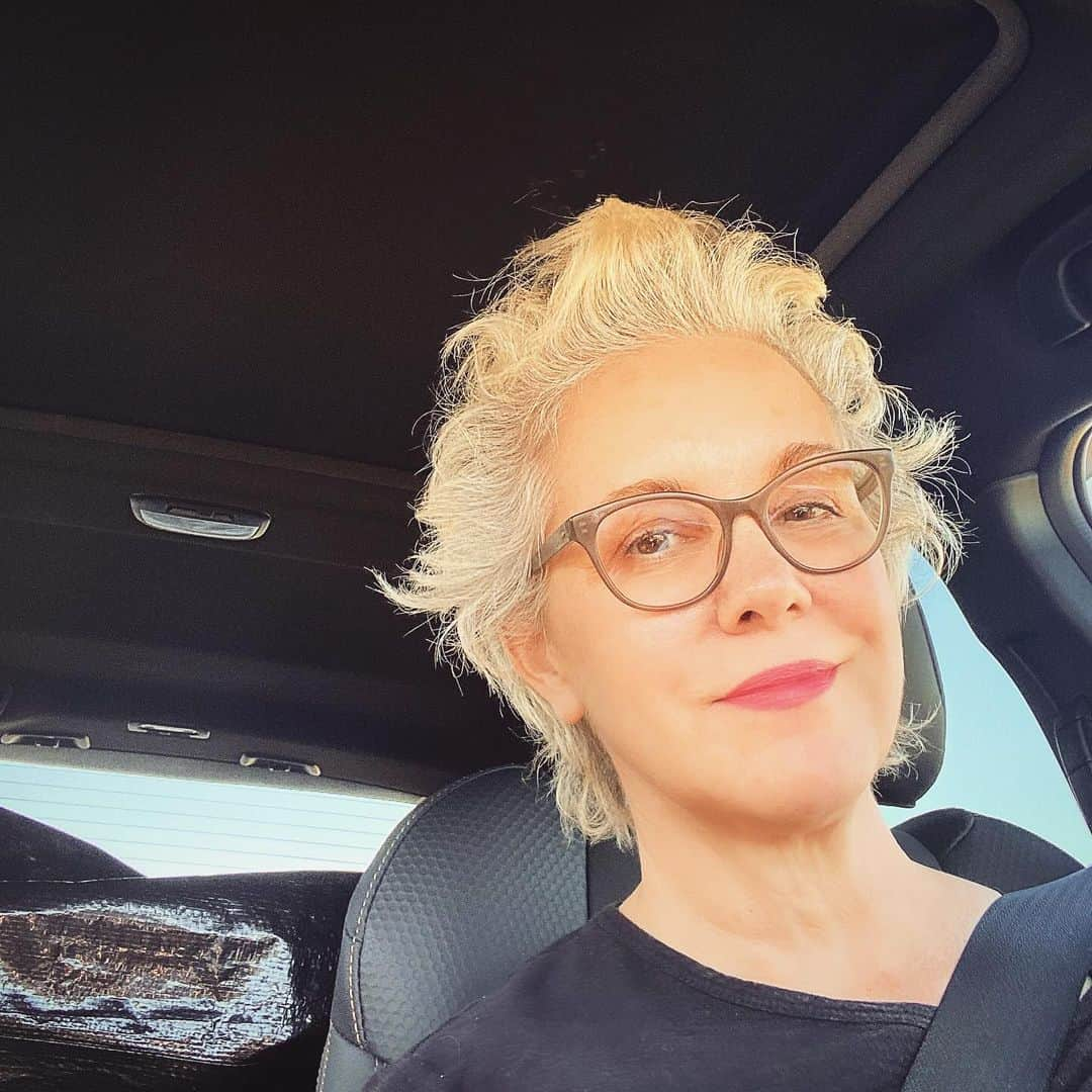 エリザベス・パーキンスのインスタグラム：「driving on the open road in gratitude. ♥️」