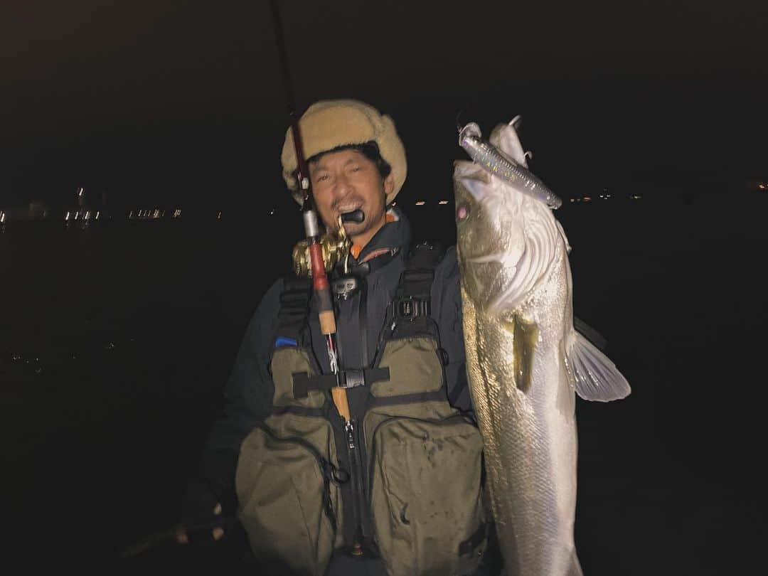 春日潤也のインスタグラム：「久しぶりにウェーディングしたよ😁🎣 @fishermans_mountain のウェーディングベスト最高でした🫡 コノシロ見つけて回遊まって 表層に反応ありでアップに投げて流れに合わせてリトリーブでドッカーンって出てくれた😁 @irie_fishing_club のジャケットandフリースで完全防備で快適なウェーディングでした🫡 @tatsunorino08 のアテンドがしっかりハマり楽しい釣行でした🔥ありがとうございました🙇‍♂️  #iriefishingclub  #fimo #ウェーディング #シーバス #シーバスフィッシング」