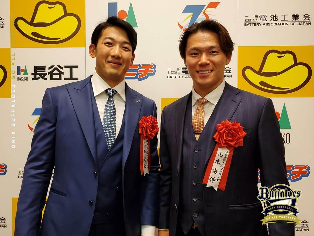 オリックス・バファローズさんのインスタグラム写真 - (オリックス・バファローズInstagram)「#最優秀バッテリー賞 #東克樹 選手 #山本祐大 選手 #山本由伸 #若月健矢 #同い年で2ショット📷️ #みんなで野球界を盛り上げていきましょう！ #Bs2023 #buffaloes #baseball #ORIX #プロ野球」11月27日 14時10分 - orix_buffaloes