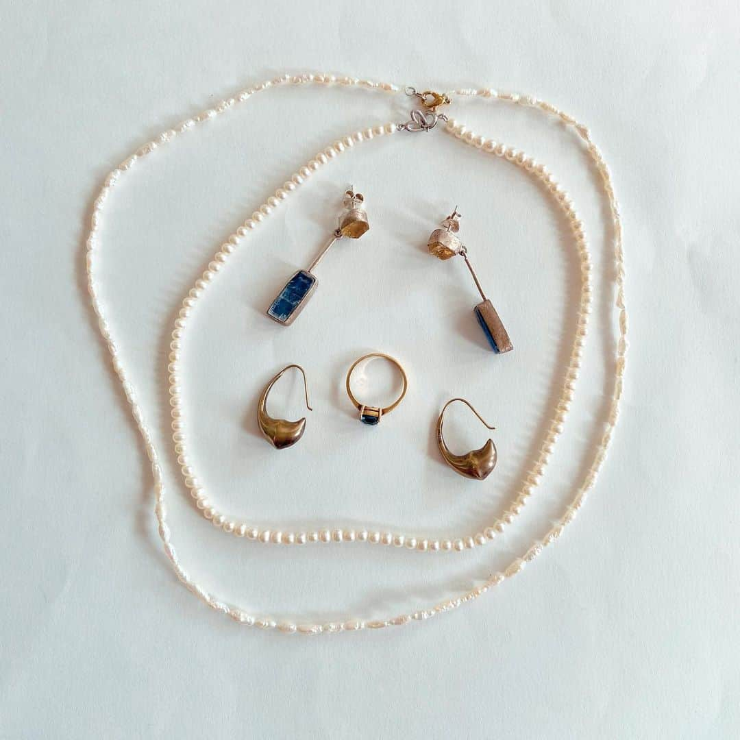 おおたうにさんのインスタグラム写真 - (おおたうにInstagram)「kyanite and citrine earrings / @malaika_official  golden earrings / souvenir rice pearl necklace / handmade freshwater pearl necklace / FELISSIMO sapphire ring / Sri Lanka  一泊旅行に軽めアクセサリー。 ２日目のボサボサ頭に備えて藍染ニットキャップを用意したので、石も青にしました💙 金色のピアス、どうやらメトロポリタン美術館で昔親が買ったものらしい！ ちょっとエスニックでかっこいいなと子供時代から思っていました。　  カイヤナイトとシトリンのピアスは青山のマライカで買ったんだけど、当時とっても安かった記憶（いくらかは忘れた）。  ライスパールはミオママの宝箱から出てきたのを繋いだだけ。Temu？のビーズギリギリのところで玉留めができる機械がほんとに欲しい！！  #今日のアクセサリー #accessoriesoftheday #handmadejewelry #vintagefashion」11月27日 14時11分 - outa_uni