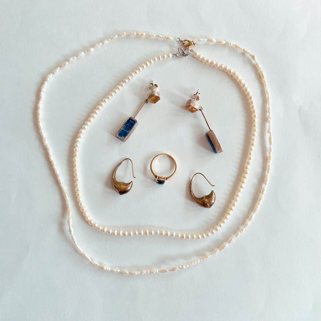 おおたうにのインスタグラム：「kyanite and citrine earrings / @malaika_official  golden earrings / souvenir rice pearl necklace / handmade freshwater pearl necklace / FELISSIMO sapphire ring / Sri Lanka  一泊旅行に軽めアクセサリー。 ２日目のボサボサ頭に備えて藍染ニットキャップを用意したので、石も青にしました💙 金色のピアス、どうやらメトロポリタン美術館で昔親が買ったものらしい！ ちょっとエスニックでかっこいいなと子供時代から思っていました。　  カイヤナイトとシトリンのピアスは青山のマライカで買ったんだけど、当時とっても安かった記憶（いくらかは忘れた）。  ライスパールはミオママの宝箱から出てきたのを繋いだだけ。Temu？のビーズギリギリのところで玉留めができる機械がほんとに欲しい！！  #今日のアクセサリー #accessoriesoftheday #handmadejewelry #vintagefashion」