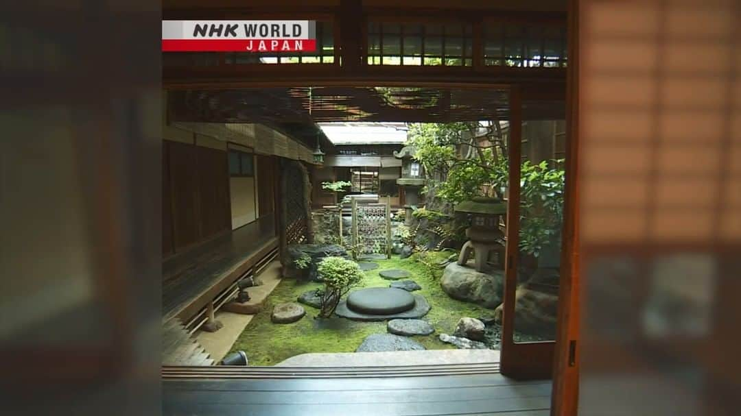 NHK「WORLD-JAPAN」のインスタグラム：「Did you know that Kyoto’s machiya townhouses are sometimes called ‘eel nests’? 🤔  The name comes from their long and narrow structure.  Because of this and the closeness of neighbors on both sides, inner gardens called tsubo-niwa became a way to bring in sunlight and fresh air.🌞🍃💚 . 👉See how function and beauty combine in these tiny inner gardens within the houses of Kyoto｜Watch｜Core Kyoto - Tsubo-niwa: Life Enhanced by Quintessential Spaces｜Free On Demand｜NHK WORLD-JAPAN website.👀 . 👉Tap in Stories/Highlights to get there.👆 . 👉See the link in our bio for more on the latest from Japan. . 👉If we’re on your Favorites list you won’t miss a post. . . #坪庭 #tsuboniwa #kyotogarden #japanesegarden #hiddengarden #machiya #町家 #townhouse #traditionaljapanesehouse #japanesehouse #japaneseinterior #japanesedesign #japanesestyle #japanesearchitecture #japaneseliving #naturalinteriors #visitjapan #visitkyoto #kyoto #hiddenjapan #hiddenkyoto #discoverjapan #nhkworldjapan #japan」