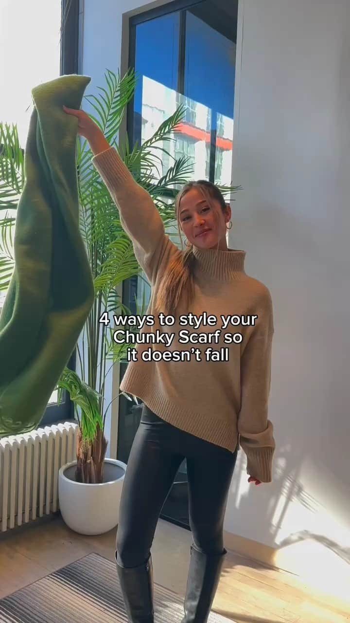 uniqlousaのインスタグラム：「Ready for scarf season? 🧣  Save 📌 this video for the next time you’re wrapping yourself in cozy warmth! And visit UNIQLO.com to shop our Chunky Scarf in fun colors + patterns!  #Uniqlo #Uniqlousa #Chunkyscarf #stylescarf」