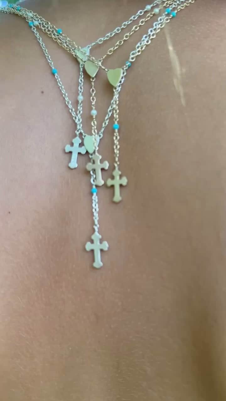 ミーアンドローのインスタグラム：「Strength and Unity. The cross is one of the oldest and most universal of all symbols. It is said to protect against evil and is a source of strength and faith. #strength #unity #cross #rosary #silverjewelry #goldjewelry #layeredjewelry #handcraftedjewelry #madeinnyc #meandrojewelry」