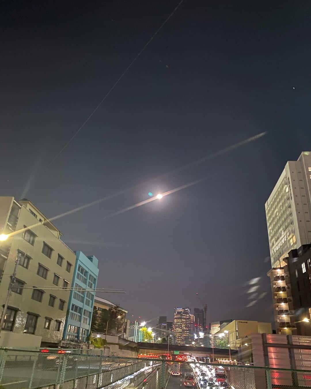 タテタカコさんのインスタグラム写真 - (タテタカコInstagram)「東京のビルに浮かぶ満月🌕、 ビルにうつる満月、感動しました。 ライブのあとLOFT HEAVENさんの真上の空におっきく輝いてました。」11月28日 1時19分 - tatetakako