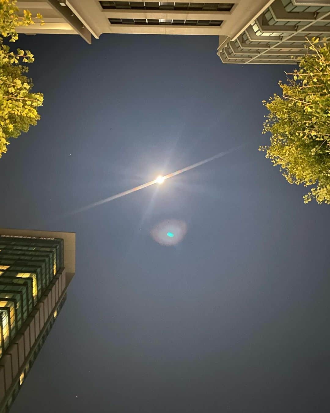 タテタカコのインスタグラム：「東京のビルに浮かぶ満月🌕、 ビルにうつる満月、感動しました。 ライブのあとLOFT HEAVENさんの真上の空におっきく輝いてました。」