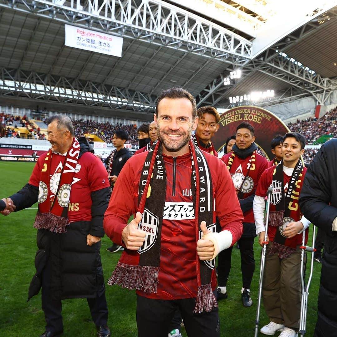 フアン・マタさんのインスタグラム写真 - (フアン・マタInstagram)「J1 CHAMPIONS 🏆🔴⚪️⚫️ @visselkobe @jleaguejp @jleagueintl   Wasn’t able to win a domestic league in fifteen years and now two in six months. Keep them coming! 🤷🏻‍♂️😅🙏🍀」11月27日 23時54分 - juanmatagarcia