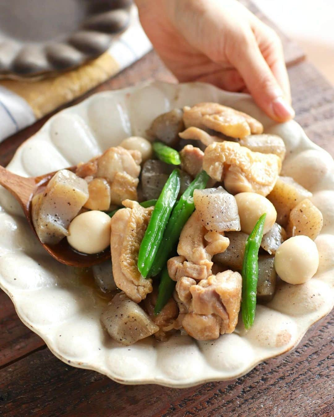 ぐっち夫婦のインスタグラム：「フライパンでさっと煮😋 今日は「簡単！鶏こんにゃく」  鶏肉を焼いて、こんにゃくを 合わせたらさっと煮るだけ😄🙋‍♀️ ほっとする味だね☺️🙋‍♂️  気温の変化の大きい最近。 明日も寒くなるみたい… 着るものが難しい〜 くれぐれも体調管理には気をつけてくださいね＾＾  ☻☻ⒽⒺⓁⓁⓄ☻☻  「簡単！鶏こんにゃく」  🥞分量：2人分 ⏰調理時間：20分 ⭐️難易度：★★⭐︎  鶏もも（唐揚げ用）…200g こんにゃく…1枚 ※アク抜き済み いんげん…2-3本 うずらの卵（水煮）…5-6個 酒…大さじ1 塩・こしょう…各少々 【A】 めんつゆ（3倍濃縮）…大さじ2 水…100ml すりおろししょうが…小さじ1/3  ①いんげんは端を落として、 斜め切りにし電子レンジ（600W）で3-4分 （500Wの場合3分40秒～4分50秒）加熱する。 鶏肉は酒、塩・こしょうをふる。 こんにゃくはお椀などで一口大にする。  ②フライパンに油を熱し鶏肉を皮目から入れ、 中火で5-6分木べらで押さえつけながら焼く。 油はペーパーなどで拭く。  ③こんにゃくを入れてさっと炒める。  ④【A】、うずらの卵を入れて蓋をし、 弱めの中火で10分ほど煮る。 いんげんを加えて火を止めて放置し、器に盛る。  🍳レシピ概要  フライパンで鶏肉を焼く。こんにゃくを加えて炒め、 めんつゆ、水、すりおろししょうが、 うずらの卵を入れて蓋をし弱めの中火で10分。 いんげんを加えて火をとめ皿に盛る。  さっとできるフライパン煮、 ぜひ作ってみてね〜☺️💓  ぐっち夫婦の今日なにたべよう？🙋‍♂️🍽🙋‍♀️  **★  🐣お知らせ🐣  🎦 YouTube 【ぐっち夫婦のふたりごはん】でも レシピ配信しています〜！ 遊びにきてね🙋‍♂️🙋‍♀️ @gucci_fuufu  💬 LINEでレシピ検索できます！ @gucci_fuufu にて  ☻☻ⒽⒺⓁⓁⓄ☻☻  #japanesefood #japanesefoods #レシピ #料理記録 #手作り料理 #簡単レシピ #ふたりごはん #ウインナー #手料理 #今日のごはん #ぐっち夫婦 #料理好きな人と繋がりたい #フライパン煮込み #鶏肉レシピ #糖質オフおかず #糖質オフ」