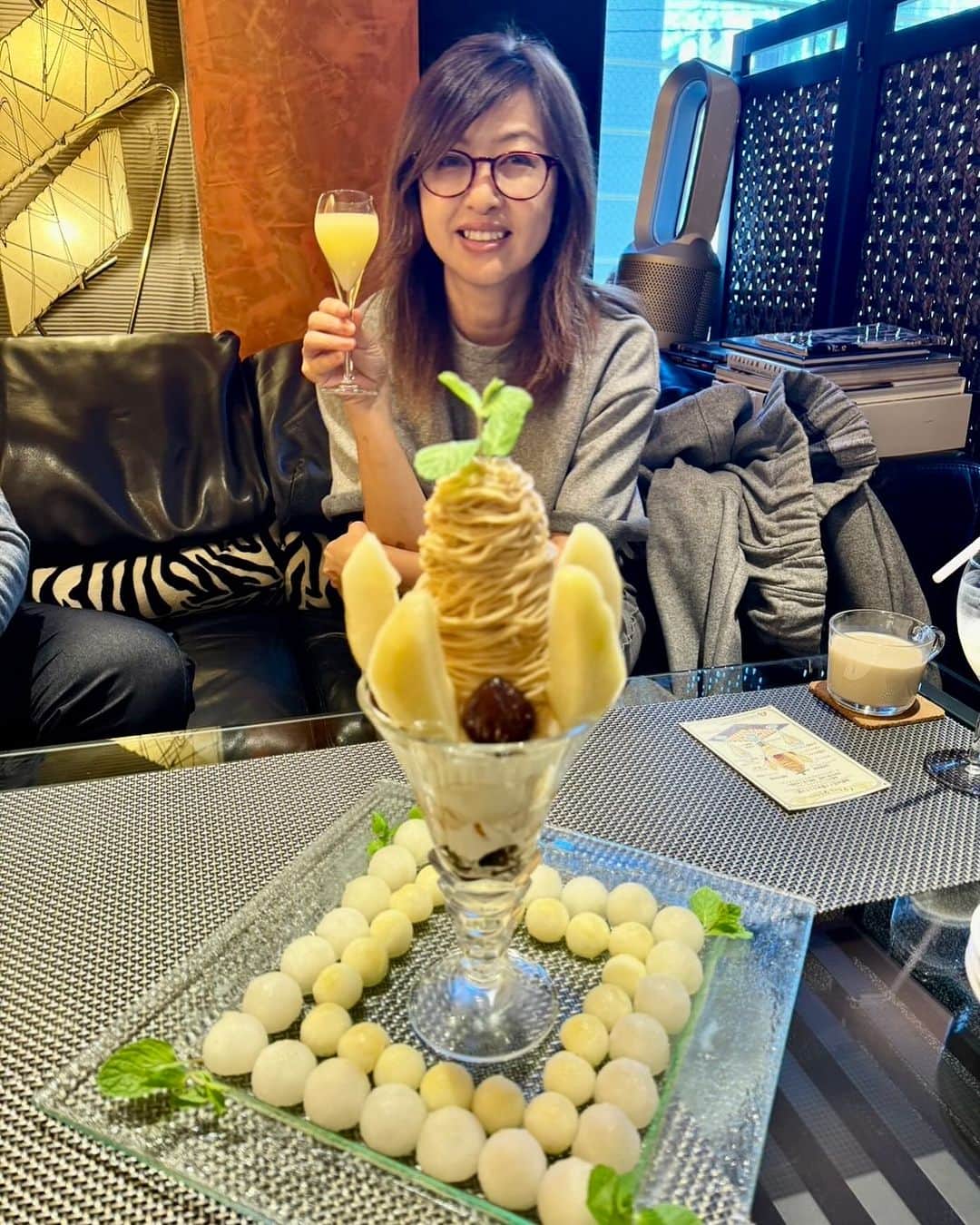 吉田由美のインスタグラム：「念願のパフェ😊  今の季節は、梨🍐と栗🌰  こちらは4人前 …を3人で美味しくいただきました😊」