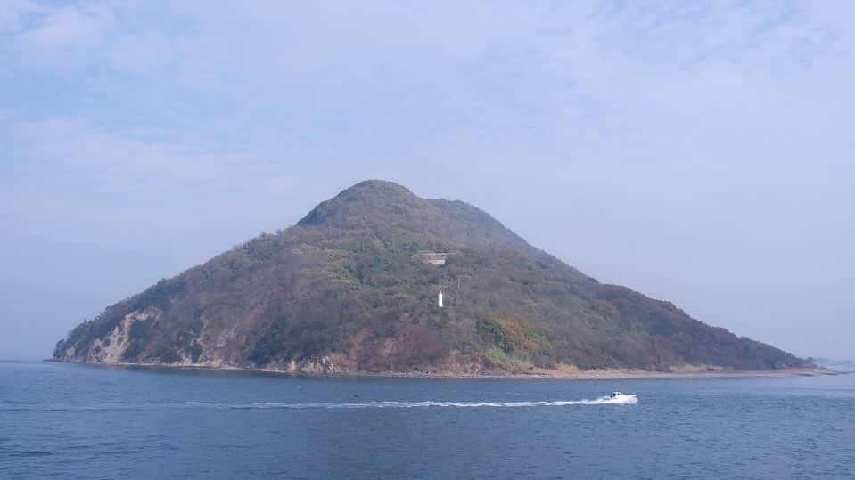 黒澤かなえのインスタグラム：「直島トリップ✴︎  3泊4日直島から豊島へ行ってきました🚢  飛行機→フェリーで直島、豊島 島の移動は ひたすらレンタルチャリで 連日アクティブに島中を爆走💨  息子を連れて びっくりな移動っぷりで 早寝早起き行動 毎日動き疲れて夜はぐっすり。  パパの疲労しきった表情は 地中美術館へ向かう途中の超急坂🚲  島を2日に分けてぐるりと一周しました。  地中美術館に 家プロジェクト巡り ベネッセハウスミュージアム 豊島美術館と  自然とアートが調和する島旅を堪能⛰️ とても贅沢でした✨  島で過ごしながら日常を振り返る瞬間が何度もあって色んな感情が込み上げてきました。 朝陽が登って夕陽が沈む景色を見ては一日の始まりと終わりをしっかり感じて自然のリズムで生活することの心地よさに心身満たされた🌿  子連れでも本当に来れてよかった！ 行ったことのない方には 是非訪れてほしい！  息子も今朝登園しながら、 「あー昨日までとは全然違う道だー。」なんて 島を思い出してくれてた。 直島のこと 思い出しては急に話してくれて 嬉しいな。  写真沢山撮りました📷 旅行写真続きますが お付き合いいただけると嬉しいです〜！  ．  #直島#豊島#島旅 #地中美術館 #家プロジェクト #ベネッセハウスミュージアム  #豊島美術館 #島の暮らし#自然#観光#宿」