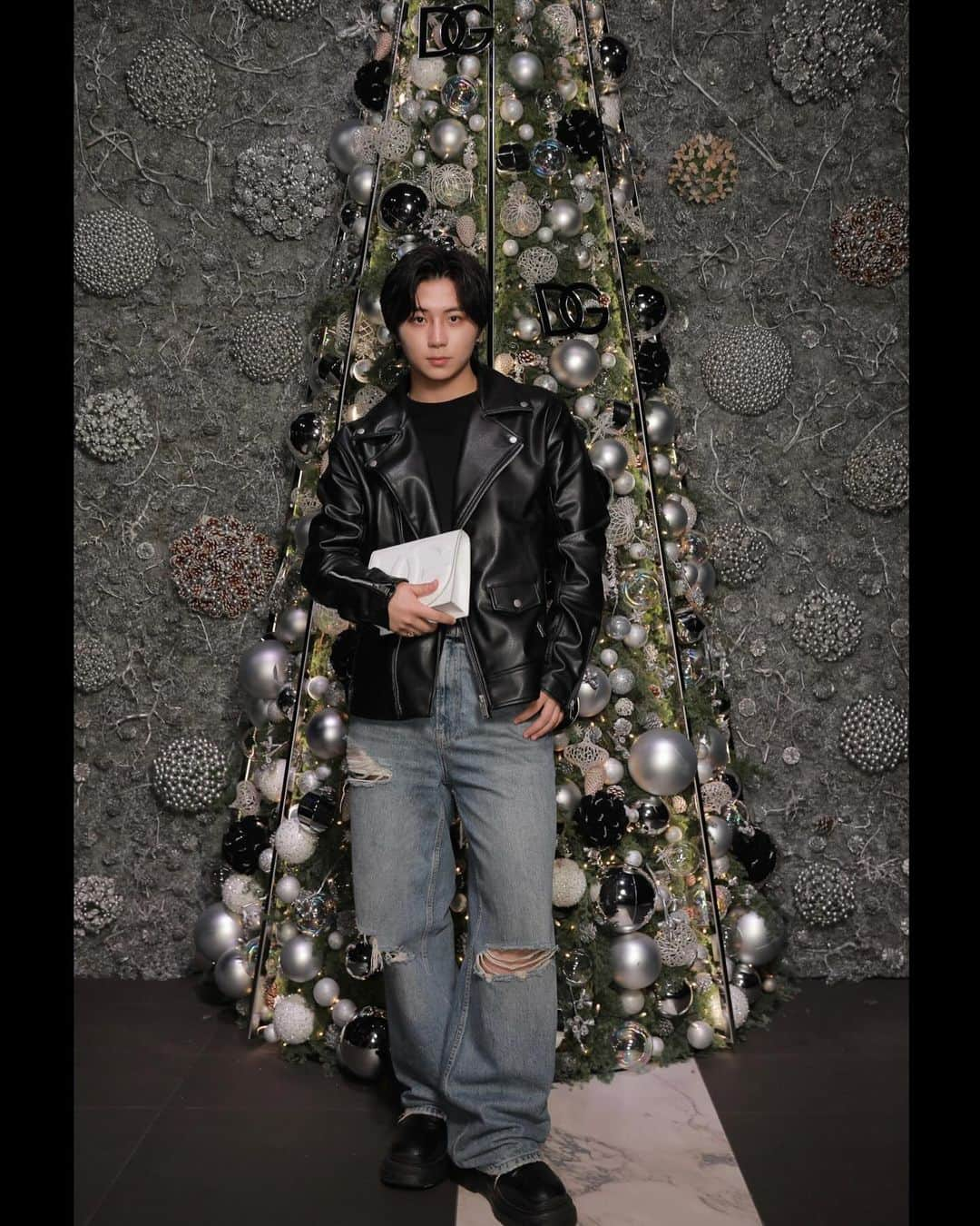 岡田蓮さんのインスタグラム写真 - (岡田蓮Instagram)「DOLCE&GABBANA HOLIDAY 2023 Private Party  12月25日(月)までの間ドルチェ＆ガッバーナ 青山で、フラワーアーティスト、ニコライ・バーグマンによる高さ約4メートルのオリジナルクリスマスツリーが展示されています🎄実際に見ると、とても大きくてクリスマスが近づいてきたなーと感じました🎅🩷お洋服やバックもとても可愛かったです‼︎ 　  @dolcegabbana  #DolceGabbana #DGHolidays #ドルチェガッバーナ #DGホリデー #pr」11月27日 23時51分 - ren.479