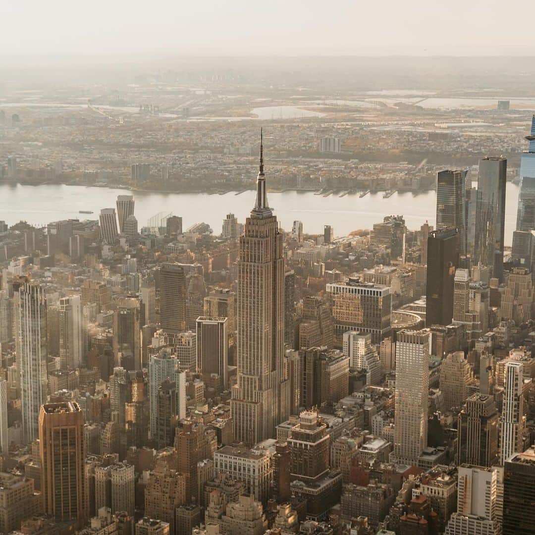 nyonairのインスタグラム：「Golden hour in the City of Dreams 🤩🚁  #flynyon #nyonair #nyc #photography #newyork」