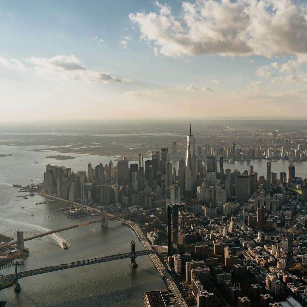 nyonairさんのインスタグラム写真 - (nyonairInstagram)「Golden hour in the City of Dreams 🤩🚁  #flynyon #nyonair #nyc #photography #newyork」11月27日 23時56分 - nyonair