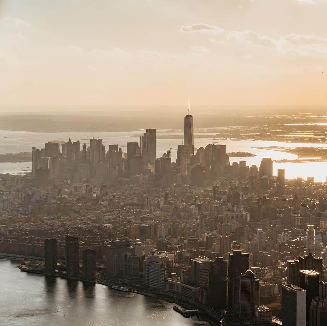 nyonairさんのインスタグラム写真 - (nyonairInstagram)「Golden hour in the City of Dreams 🤩🚁  #flynyon #nyonair #nyc #photography #newyork」11月27日 23時56分 - nyonair