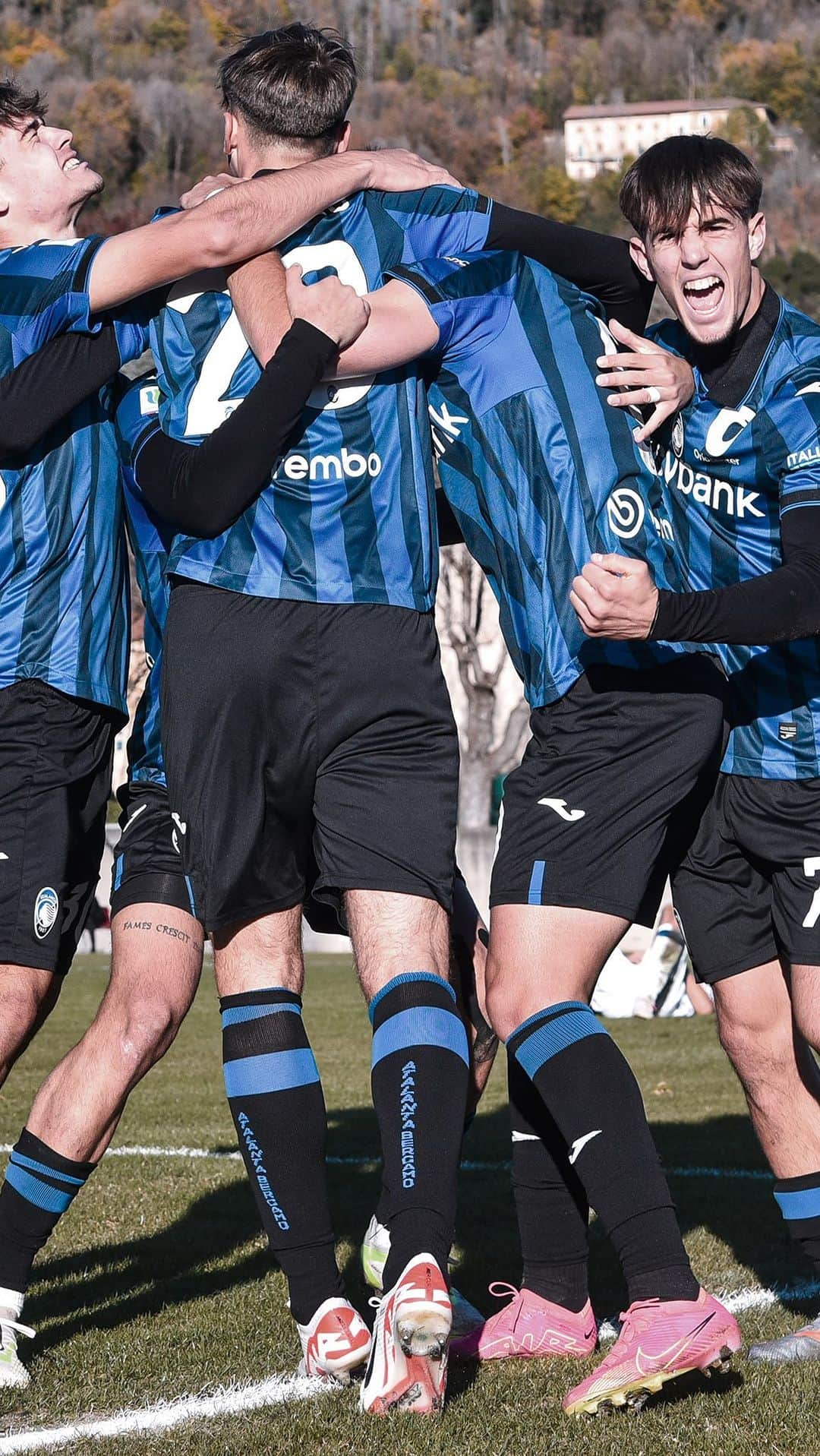 アタランタBCのインスタグラム：「Tutto bellissimo 🫶  A marvelous team goal 🤩  #AtalantaInter [1-1] #Primavera1TIM #GoAtalantaGo ⚫️🔵」