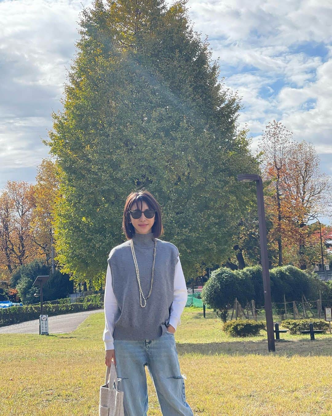 木本泉のインスタグラム：「- 公園も🍂が綺麗。  急に寒くなったな〜と思っていたけど、日中はアウターいらず。  もうあっという間に１２月か、、、、。 早すぎる。」