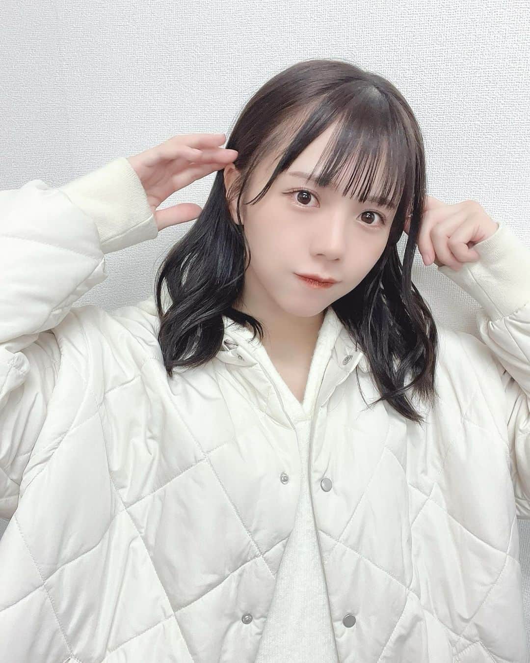 日南遥のインスタグラム：「✉️ ⁡ こんばんは〜 ⁡ 今日のひなみです🦭 ⁡ ⁡ お昼は愛知でポトレ撮ってもらってました🚶‍♀️ 今回はすごく秋っぽい写真の予感🍁 お楽しみに〜〜 ⁡ 電話特典会ありがとうございました☎ 今月もまったりお話できて楽しかったです！感謝 ⁡ ⁡ ⁡ 🐓今週のイベント🐓 ⁡ 11/29(水)『手羽セン神奈川ワンコイン公演』📍川崎セルビアンナイト 12/3(日)『フレオ祭東名神tour』📍Zepp Shinjyuku ⁡ ⁡ 月曜日おつかれさまでした🍵 またあしたー！」