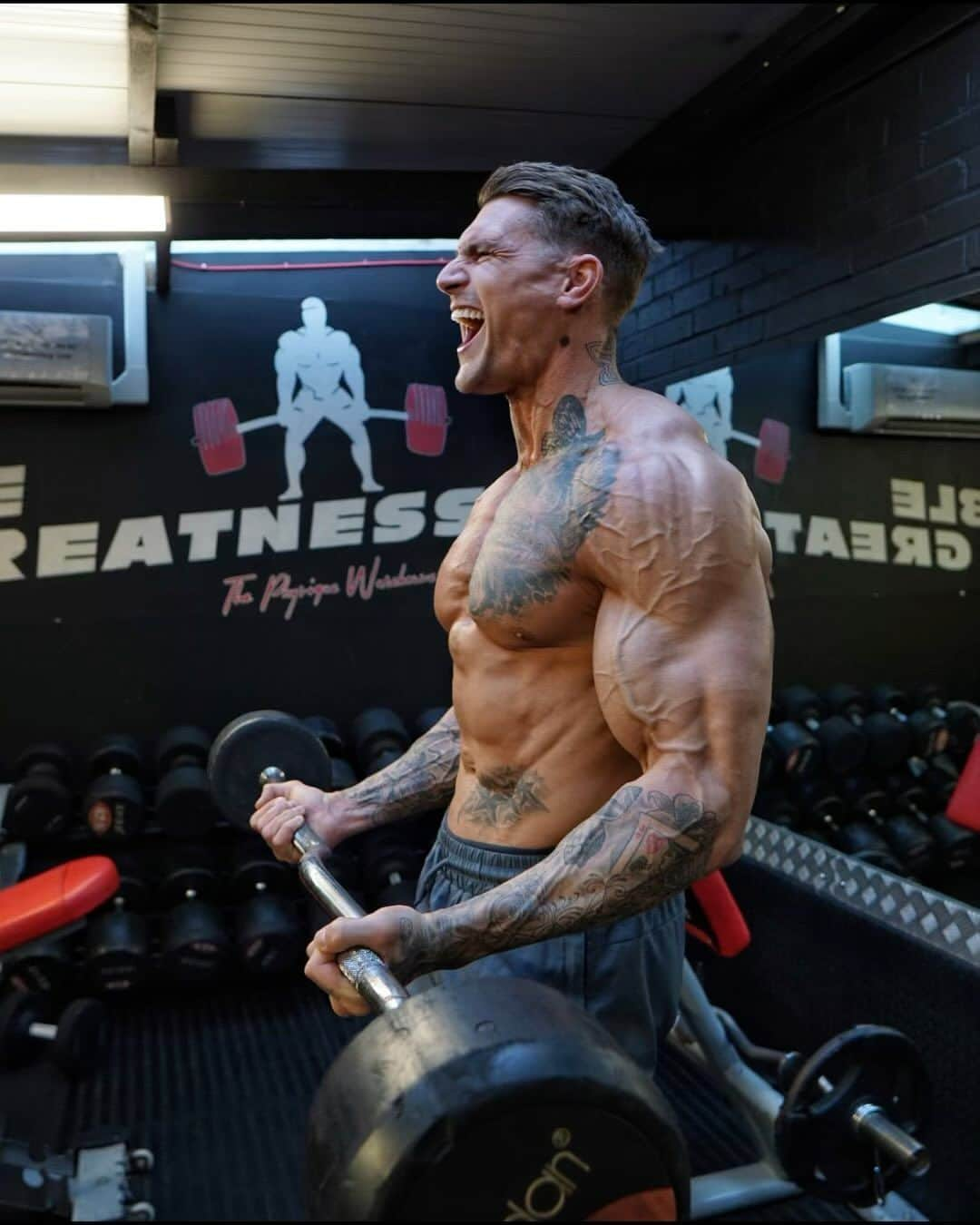 ロス・ディッカーソンのインスタグラム：「Biceps💪Triceps! Save & smash this size building arms workout | Tag@ a friend who needs this! - EZ Bar Curls - 4 x 8-10 EZ Bar Skull Crushers - 4 x 8-10 Standing DB Curls - 4 x 8-10 Each Arm Reverse Grip EZ Bar Extensions - 4 x 8-10 Single Arm Cable Curls - 4 x 10-12 Each Arm Seated Cable Push Downs - 4 x 10-12 (90sec Rest Between Sets & 2min Between Exercises, DON’T BE A B*TCH) - Want Me As Your Coach? Get faster results with your custom plan designed by me. Join 1,000’s of others & get involved today! Find out more by clicking the link in my bio, let’s do this! - #biceps #triceps」