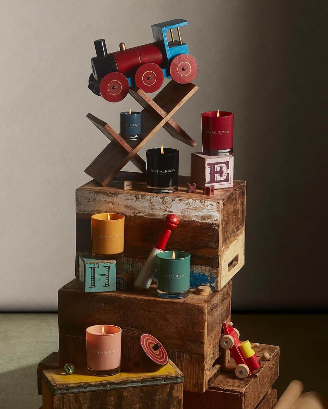 ペンハリガンのインスタグラム：「Why, a Penhaligon’s candle shall surely light up the life of a loved one this Christmas - or simply, a gift for one’s own abode.」
