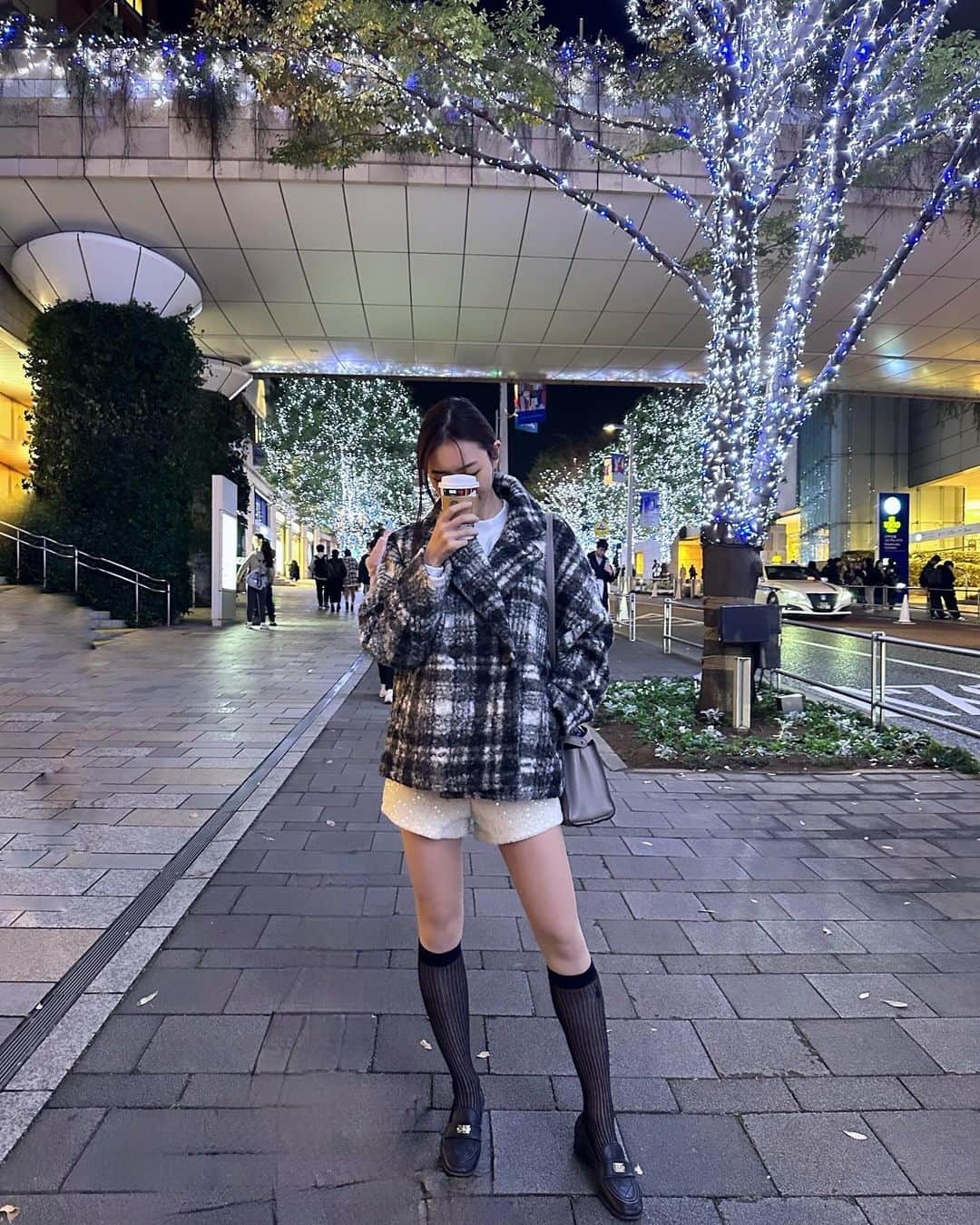 寺口智香のインスタグラム：「@andon_jionestore @limue_official のコート♡♡  コートが着れる季節になりました🧥  #アラサーコーデ　 #アラサーファッション  #自分磨き#ボディメイク  #トレーニング女子 #筋トレ女子 #パーソナルトレーニング #アラサー美容 #体重公開 #体重公開ダイエット#体脂肪率減らしたい #体脂肪率 #レコーディングダイエット #ダイエット記録 #ダイエッターさんと繋がりたい  #ダイエット宣言 #ダイエット  #美容医療好きな人と繋がりたい #美容医療好き　#アンチエイジング  #アラサー女子」