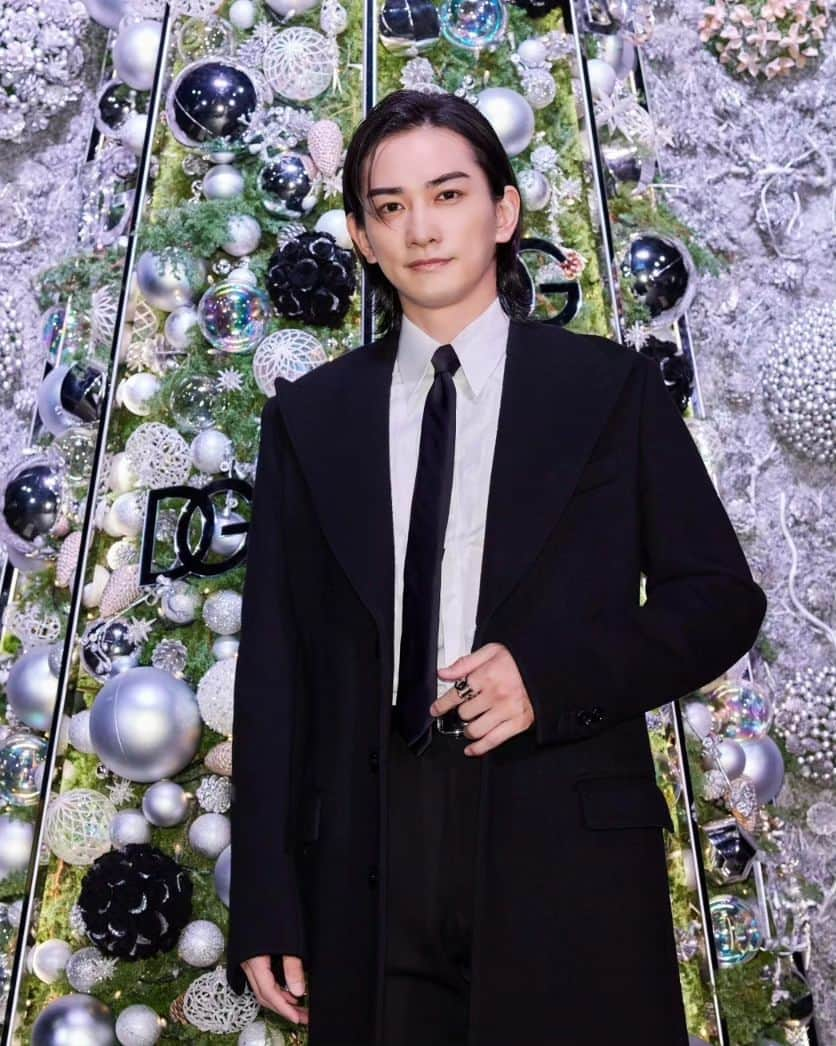 町田啓太さんのインスタグラム写真 - (町田啓太Instagram)「Dolce & Gabbana HOLIDAY EVENT 2023  優雅で魅惑的なアイテムと空間、 4mのクリスマスツリーにも魅了されました。  そして、はやととばったり。 熱い夏の感覚も思い出して楽しい時間でした。  @dolcegabbana #DolceGabbana #DGHolidays #ドルチェガッバーナ #DGホリデー #PR」11月28日 0時12分 - keita_machida_official