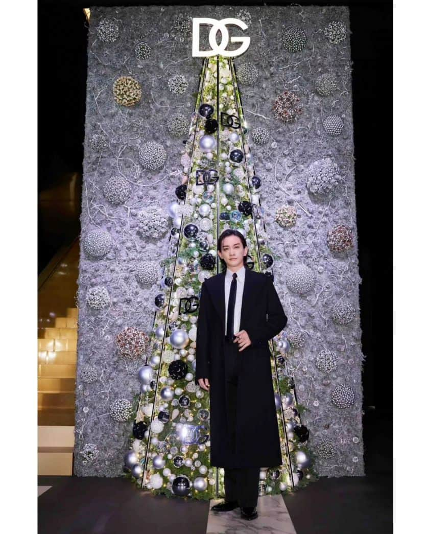 町田啓太さんのインスタグラム写真 - (町田啓太Instagram)「Dolce & Gabbana HOLIDAY EVENT 2023  優雅で魅惑的なアイテムと空間、 4mのクリスマスツリーにも魅了されました。  そして、はやととばったり。 熱い夏の感覚も思い出して楽しい時間でした。  @dolcegabbana #DolceGabbana #DGHolidays #ドルチェガッバーナ #DGホリデー #PR」11月28日 0時12分 - keita_machida_official