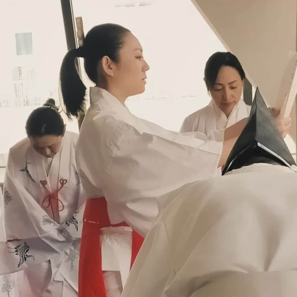 須藤美樹さんのインスタグラム写真 - (須藤美樹Instagram)「土曜日は毎月恒例の月次祭でした🙏先月、出席出来なかったので今回はすごい張り切ってました👼  なにせ、楽しいのと、この厳かな雰囲気がたまらない💖  巫女のみんなと桃山宮司と回を重ねる事に息があっていく感じがたまらん🙏日々進化中🌾  日々の喧騒から離れ、ただ感じる時間🐦🌟たまらない🐢🌟  終わってからの直会がまた、たまらない😃  全国はるばる遠くから来てくださり、沢山の方と意見交換できて本当にかけがえのない時間⏰  たまらない一日でした🐲🌟  次回は12月23日ですので、巫女になりたい方、遊びに来てみたい方ご連絡ください⛩️  #巫女文化伝承協会 #巫女 #月次祭 #たまらない #楽しい #japan #つむぎ #遊び #進化」11月28日 0時12分 - odorukaiunshi